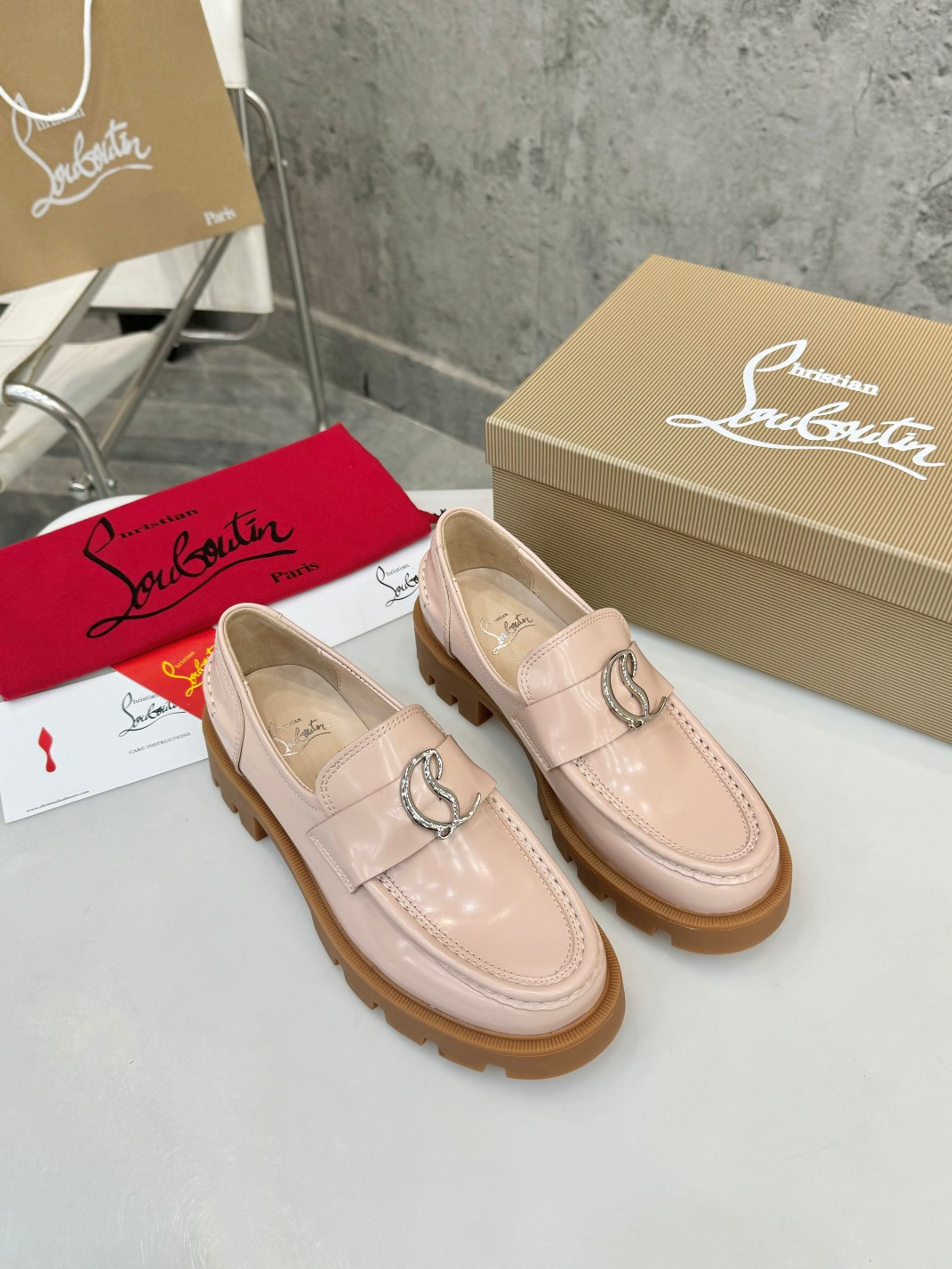 UA Ch**an Louboutin(CL) logo design,the latest runway version of the red-soled shoes