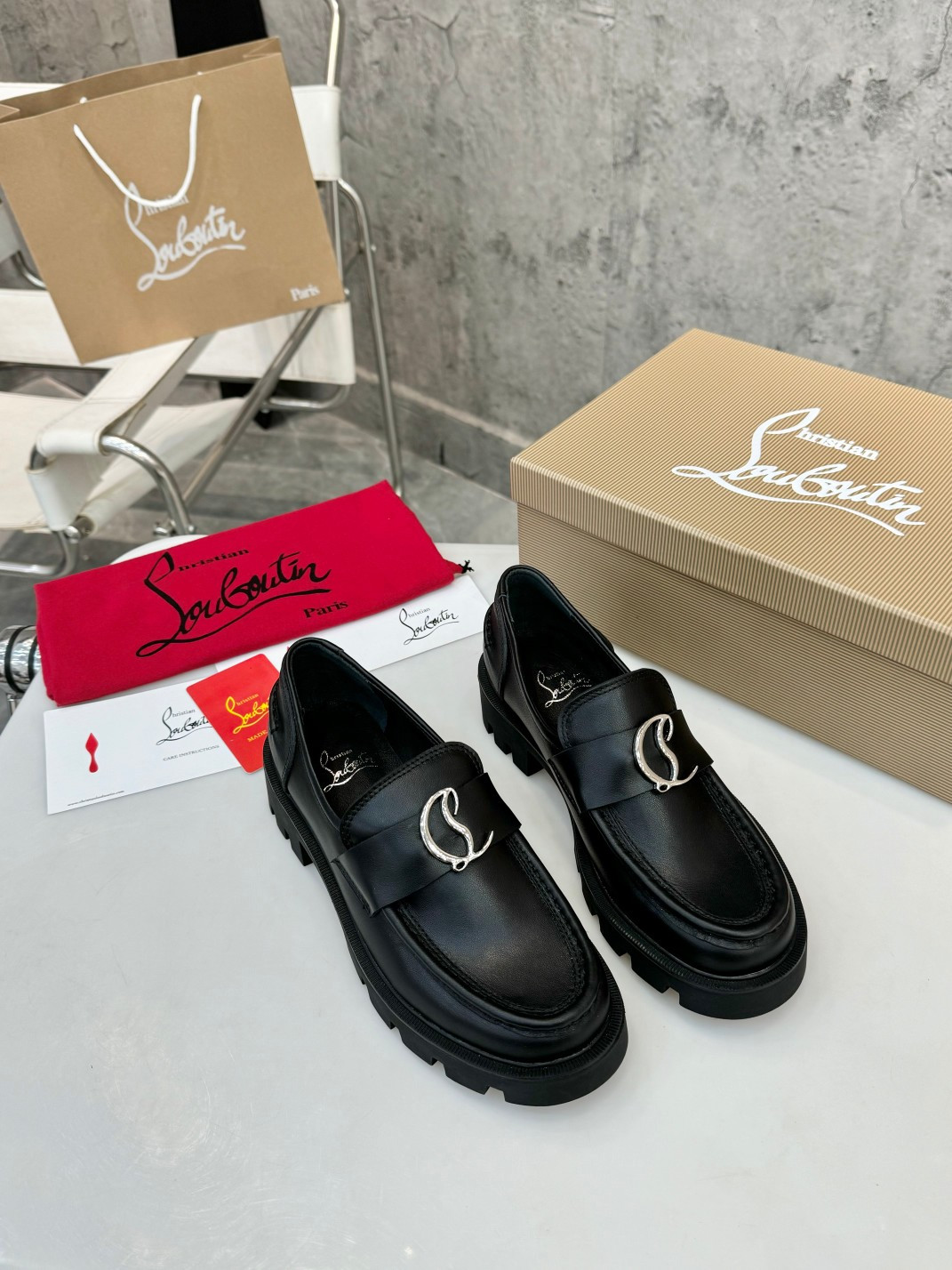 UA Ch**an Louboutin(CL) logo design,the latest runway version of the red-soled shoes