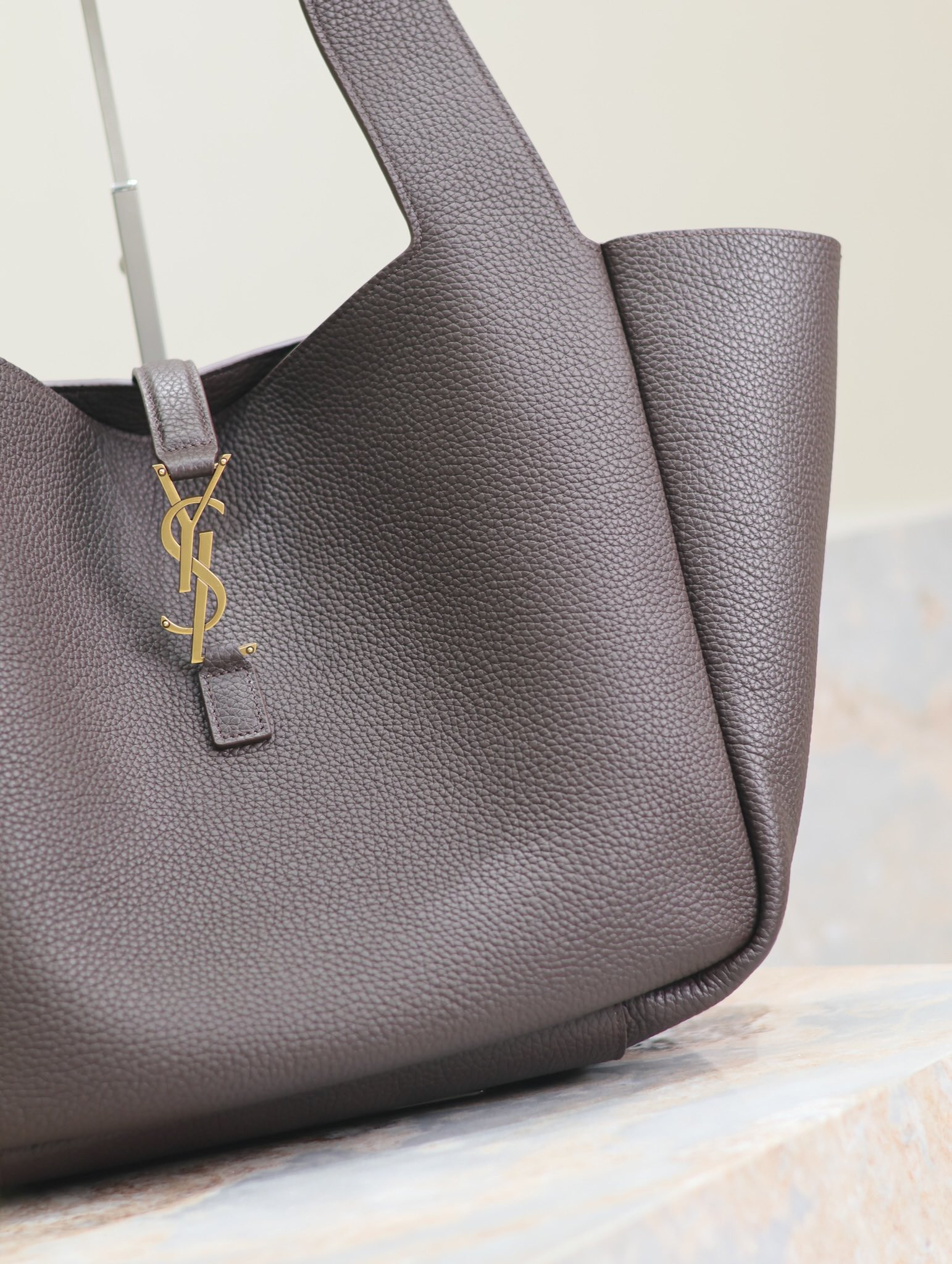 Y*L le 5 À 7 bea in grained leather 50×28×18cm