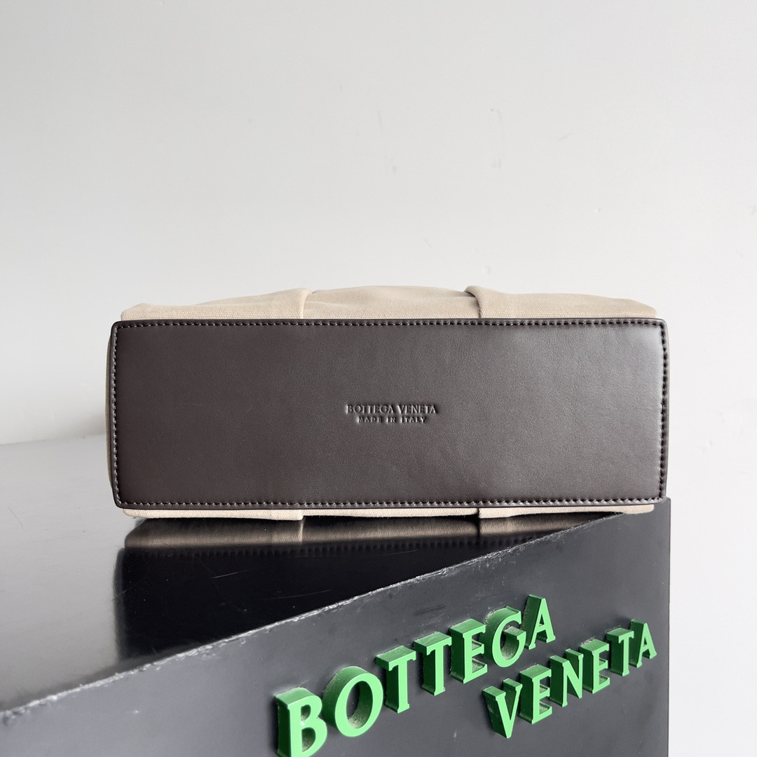 Bo*te*ga Ve*ne*ta Medium Arco Camera Bag 19x27x9cm