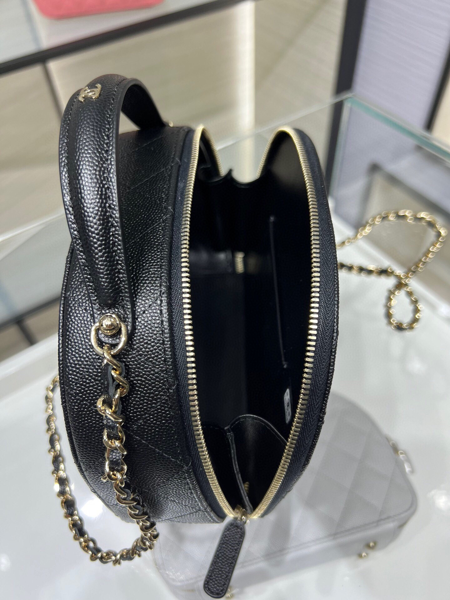 Ch*el 25C Chain shell bag 18X16X6cm