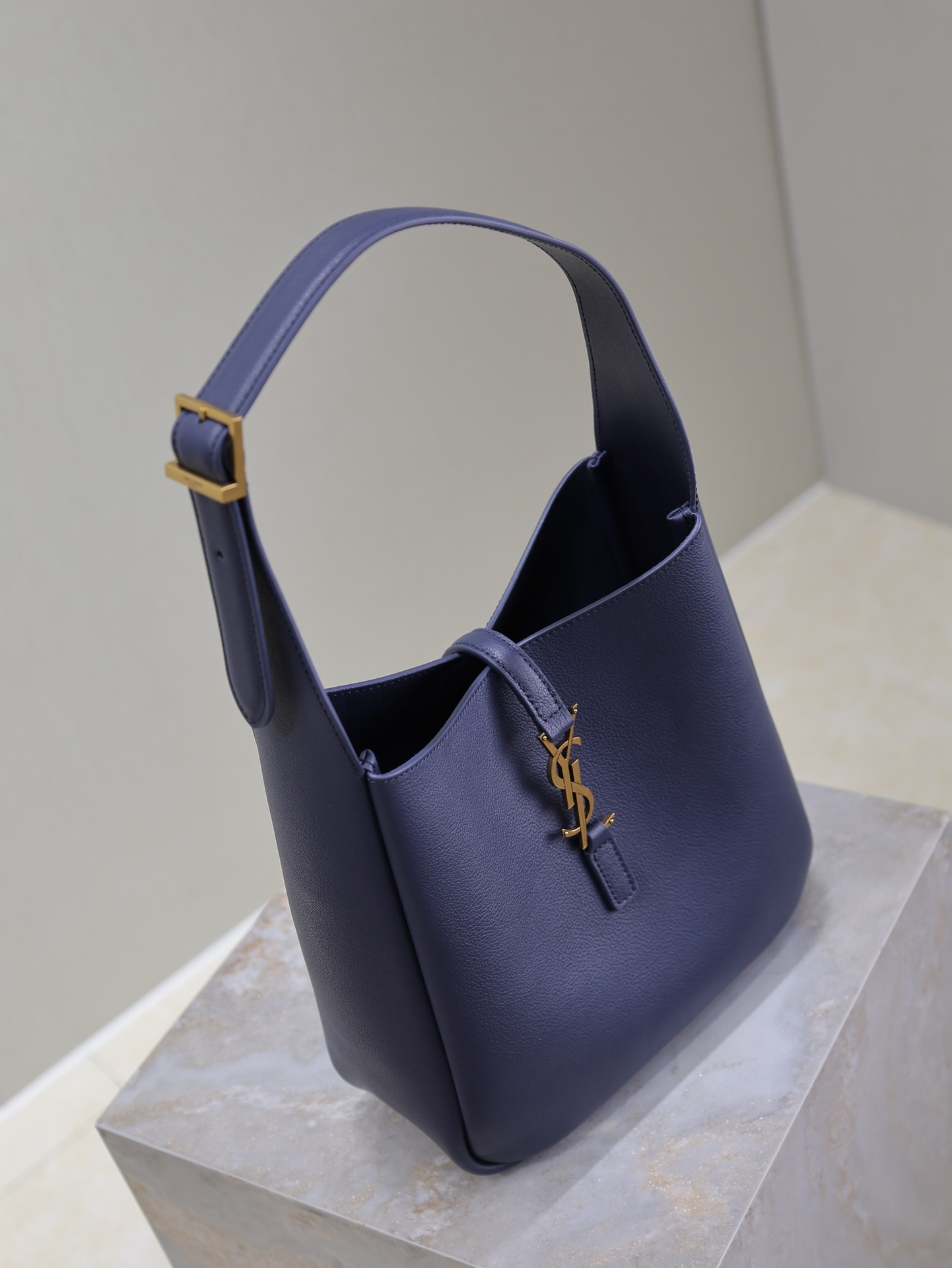 Y*L LE 5 À 7 S*pple small IN GRAINED LEATHER 23x22x8.5cm