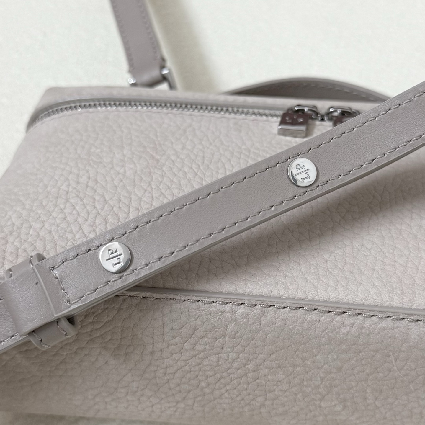 L**o p*ana extra pocket l19 grained calfskin 11 x 19 x 6.5 cm