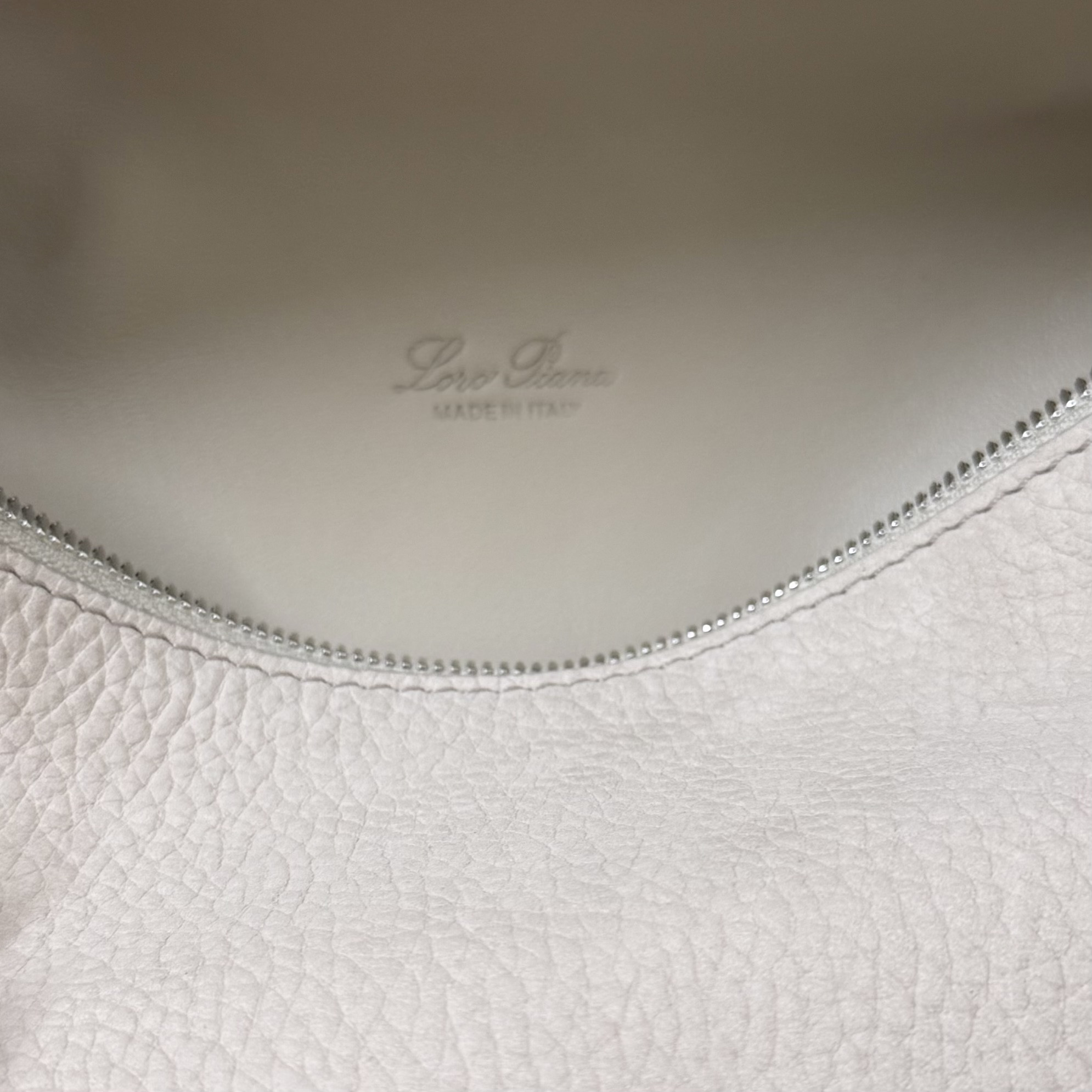 L**o p*ana extra pocket l19 grained calfskin 11 x 19 x 6.5 cm