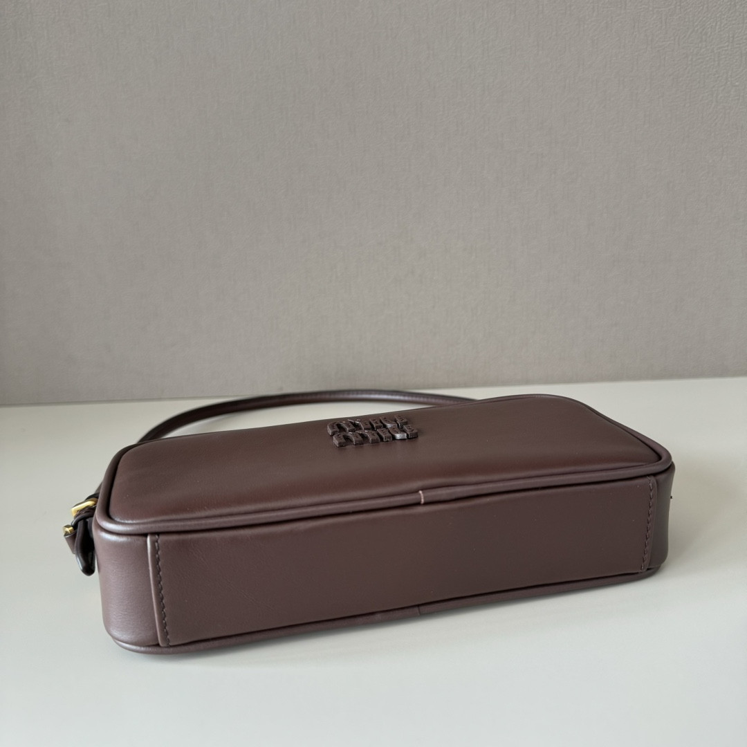 M1v M1v leather pouch 10x20x4.5cm