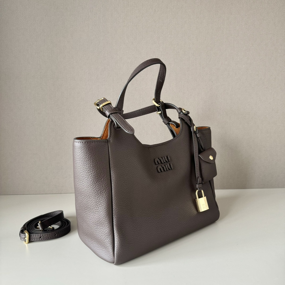 M1v M1v leather handbag 20x25.5x13cm