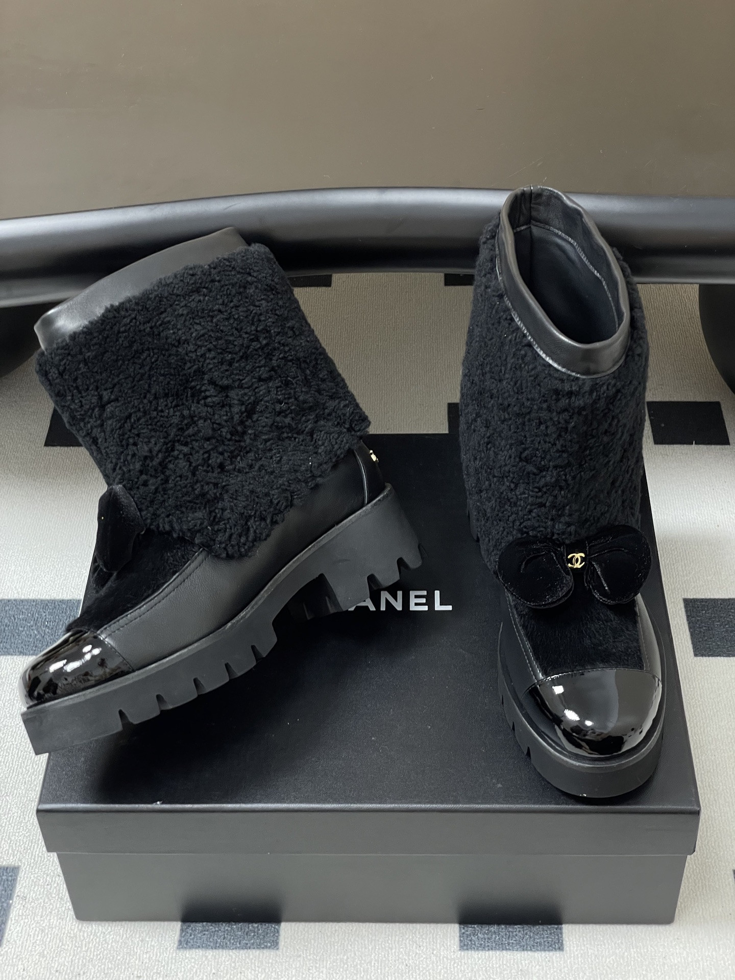 ua Ch*el short boots