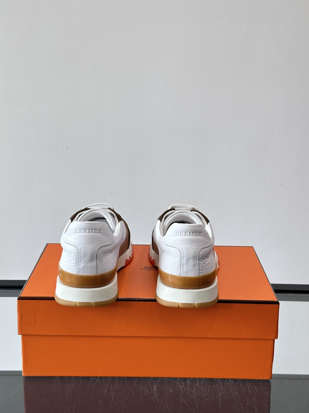 ua H**mes sneakers trail