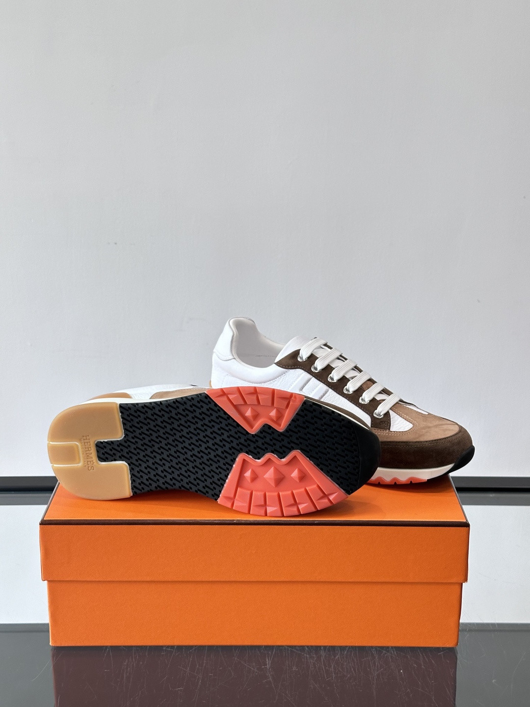 ua H**mes sneakers trail