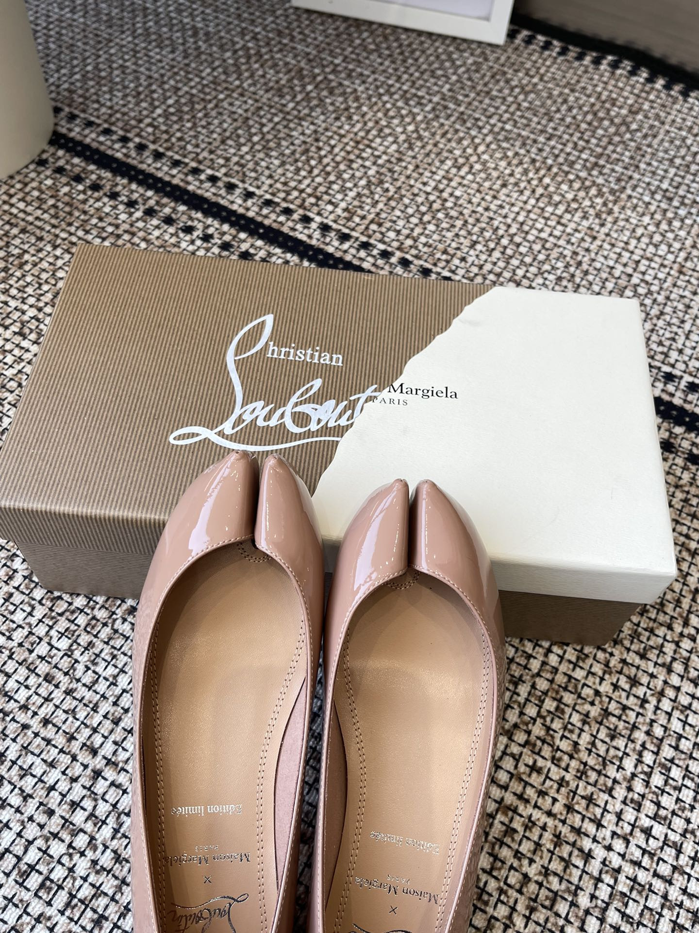 ua ch**an louboutin x ma*s*n Ma*i*la tabi leather ballet flats