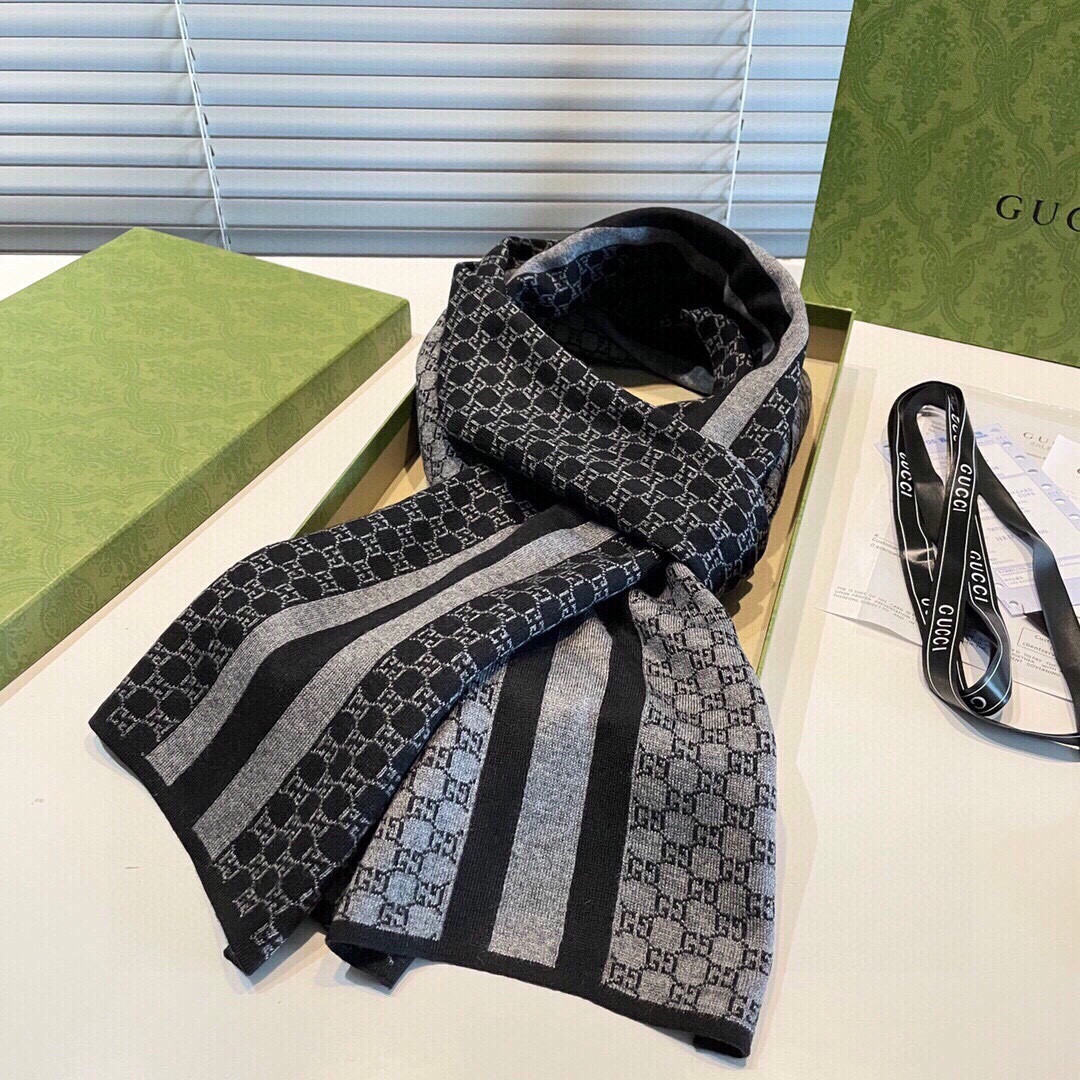 G*u*i scarf 32x180cm