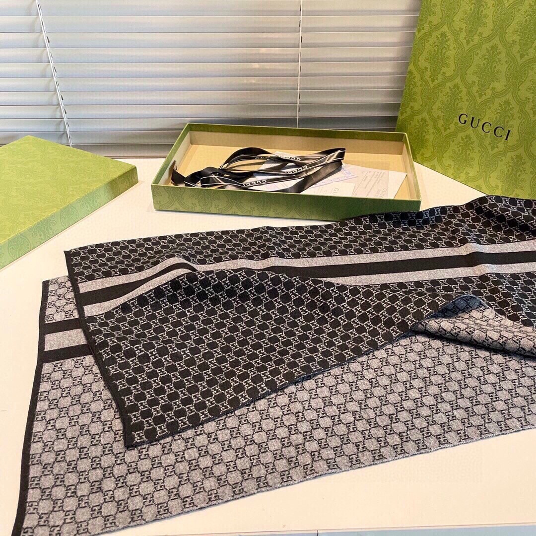 G*u*i scarf 32x180cm