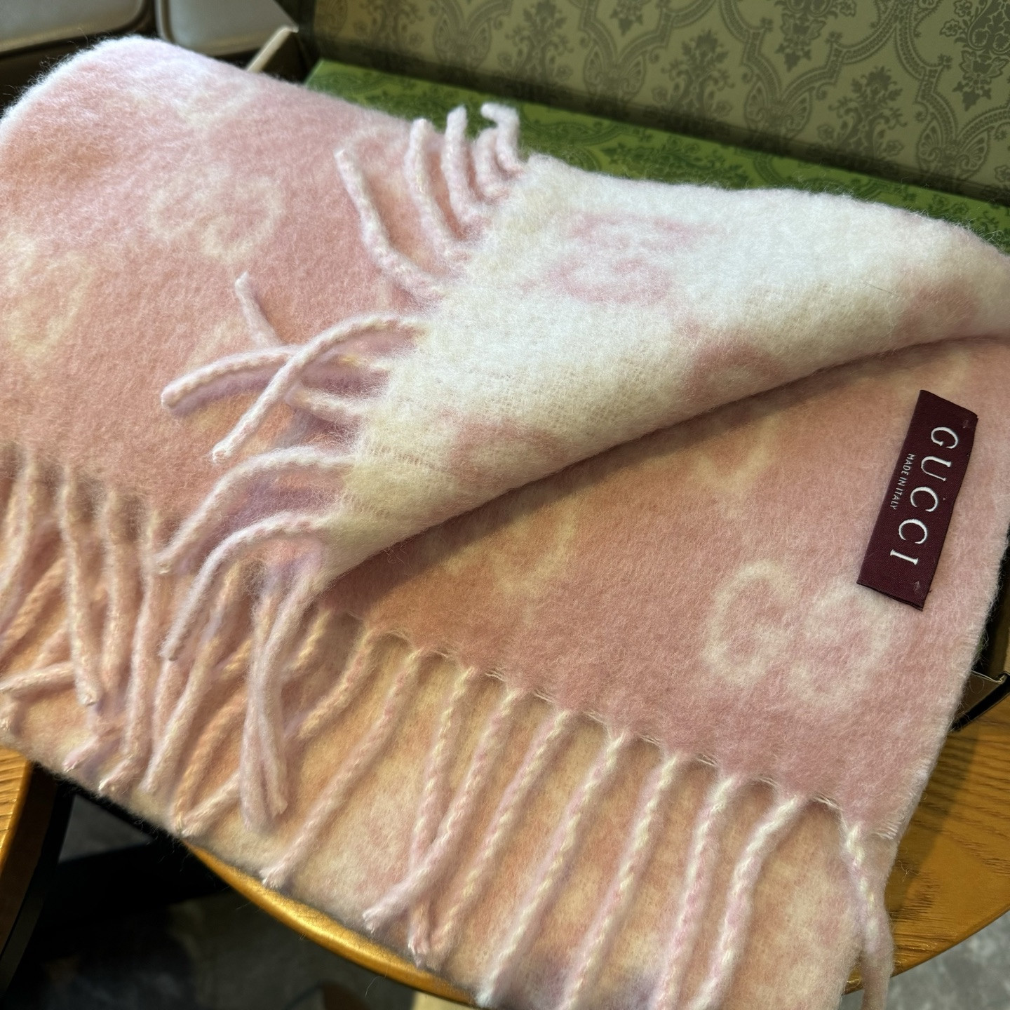 G*u*i gradient-colored scarf 200x37cm