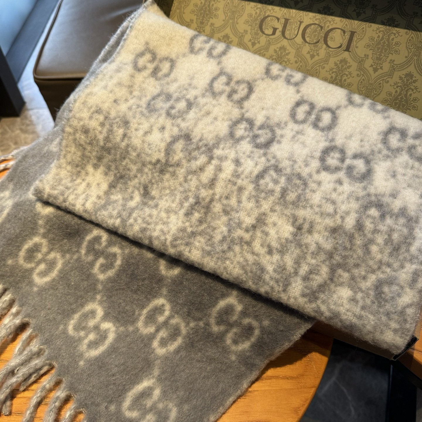 G*u*i gradient-colored scarf 200x37cm
