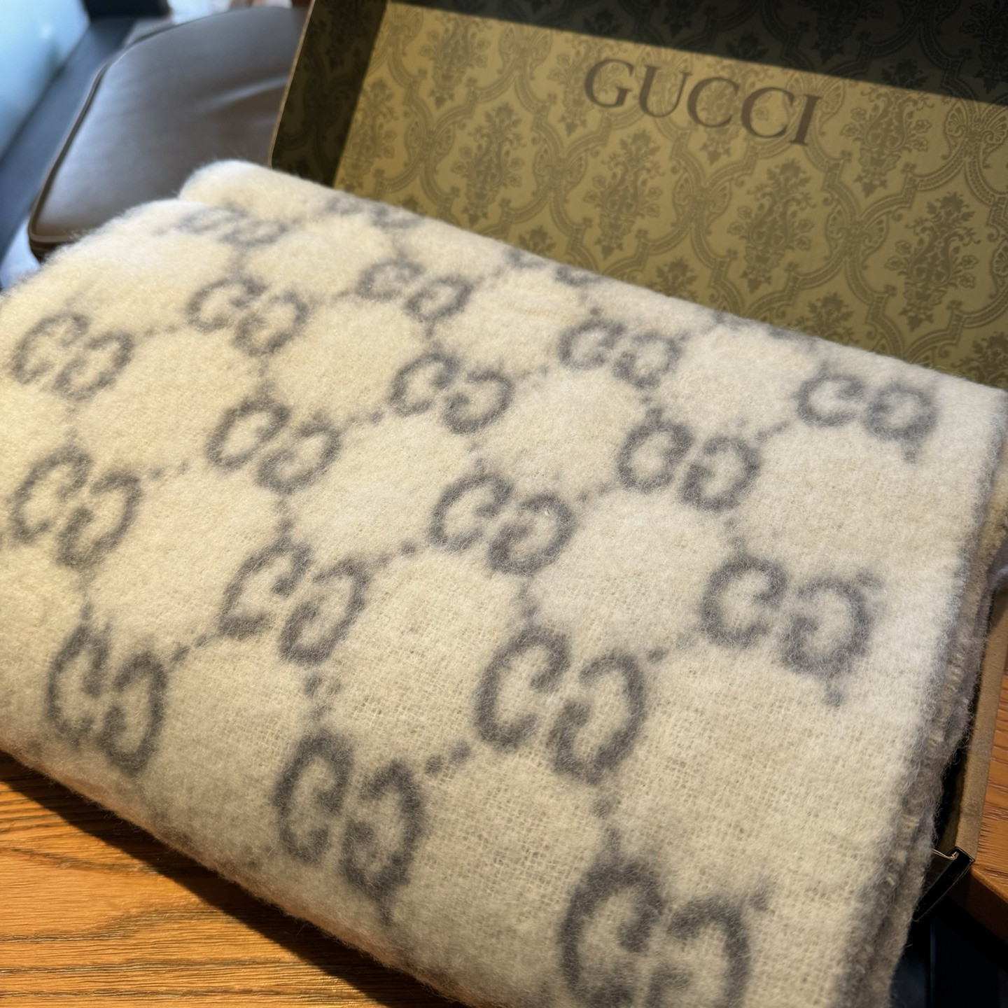 G*u*i gradient-colored scarf 200x37cm