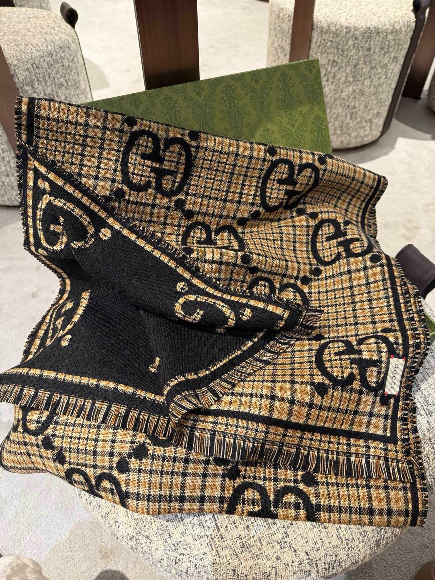 G*u*i scarf 47x180cm