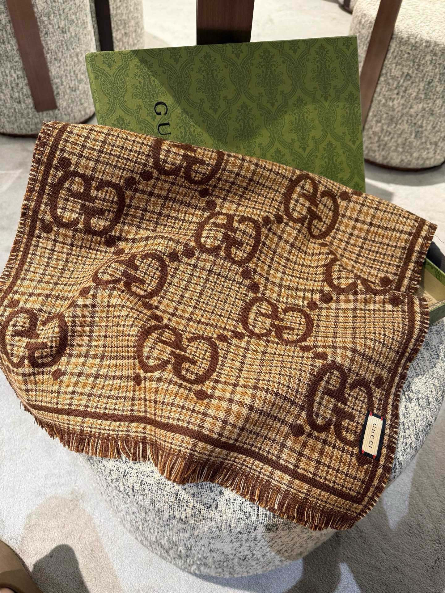 G*u*i scarf 47x180cm