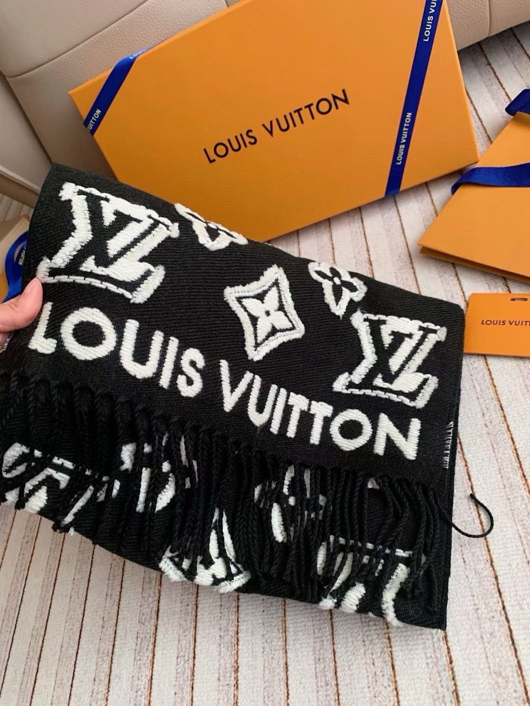 l0*is V*t0n scarf 34x220cm