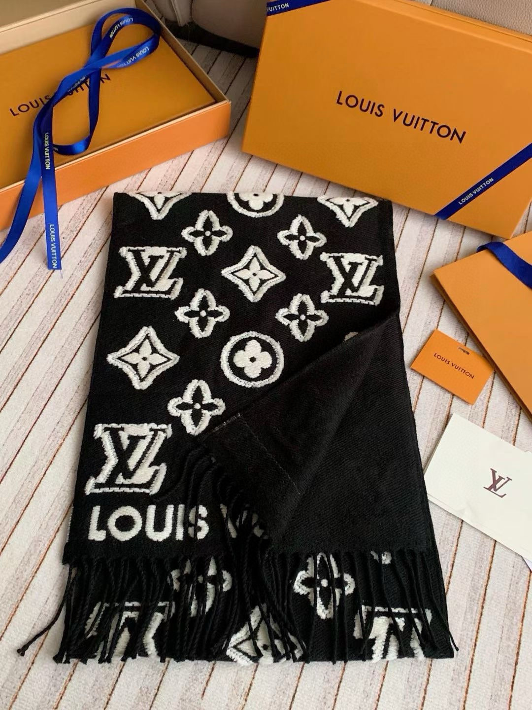 l0*is V*t0n scarf 34x220cm