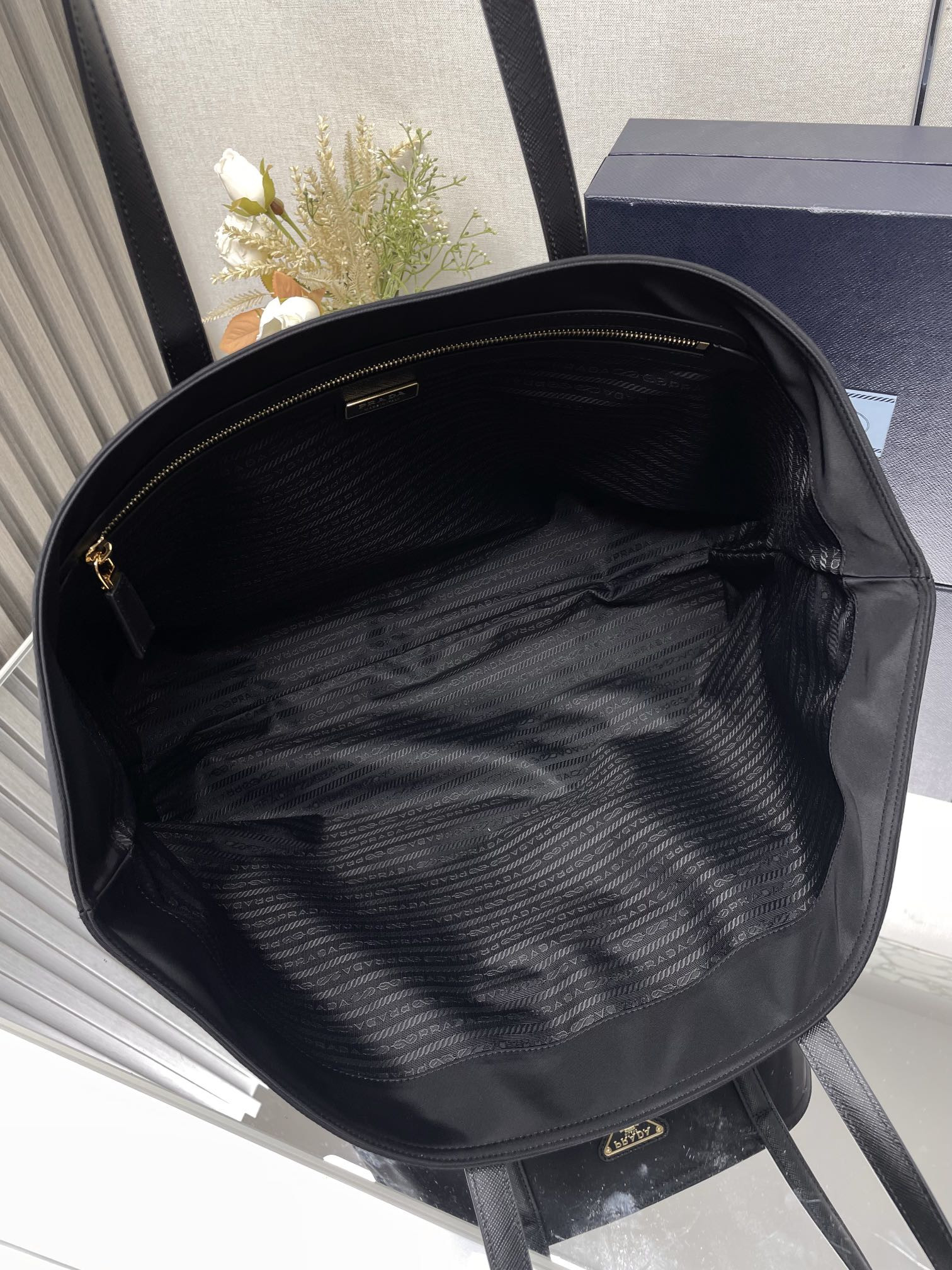Pra*a re-edition 1978 large re-nylon and saffiano leather tote bag 31x43x15cm
