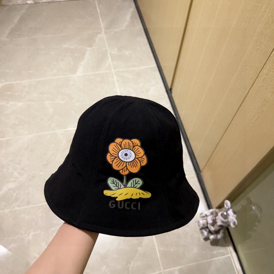 G*u*i bucket hat