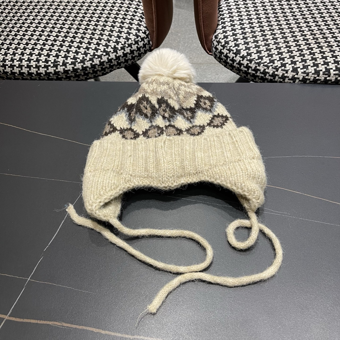 G*u*i knit trapper hat