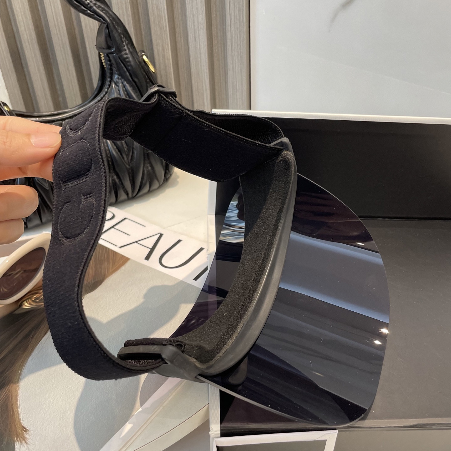 G*u*i visor hat