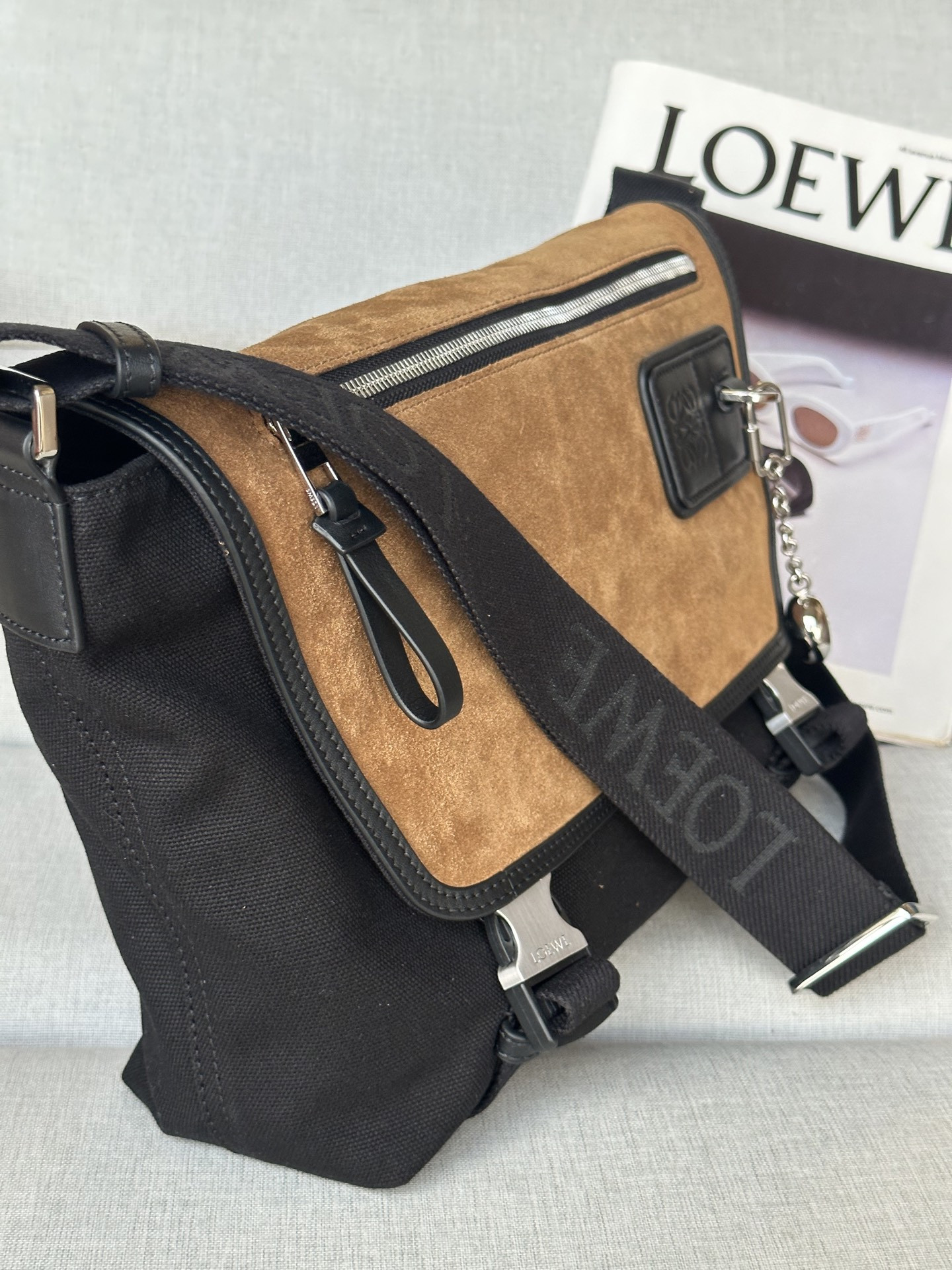 L0ew* medium flex messenger in canvas and suede 27x38x9.5cm