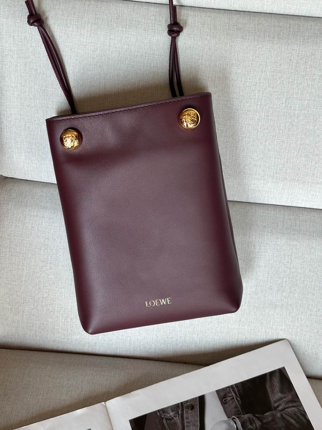 L0ew* pebble pouch in smooth calfskin 21.5x17x7cm