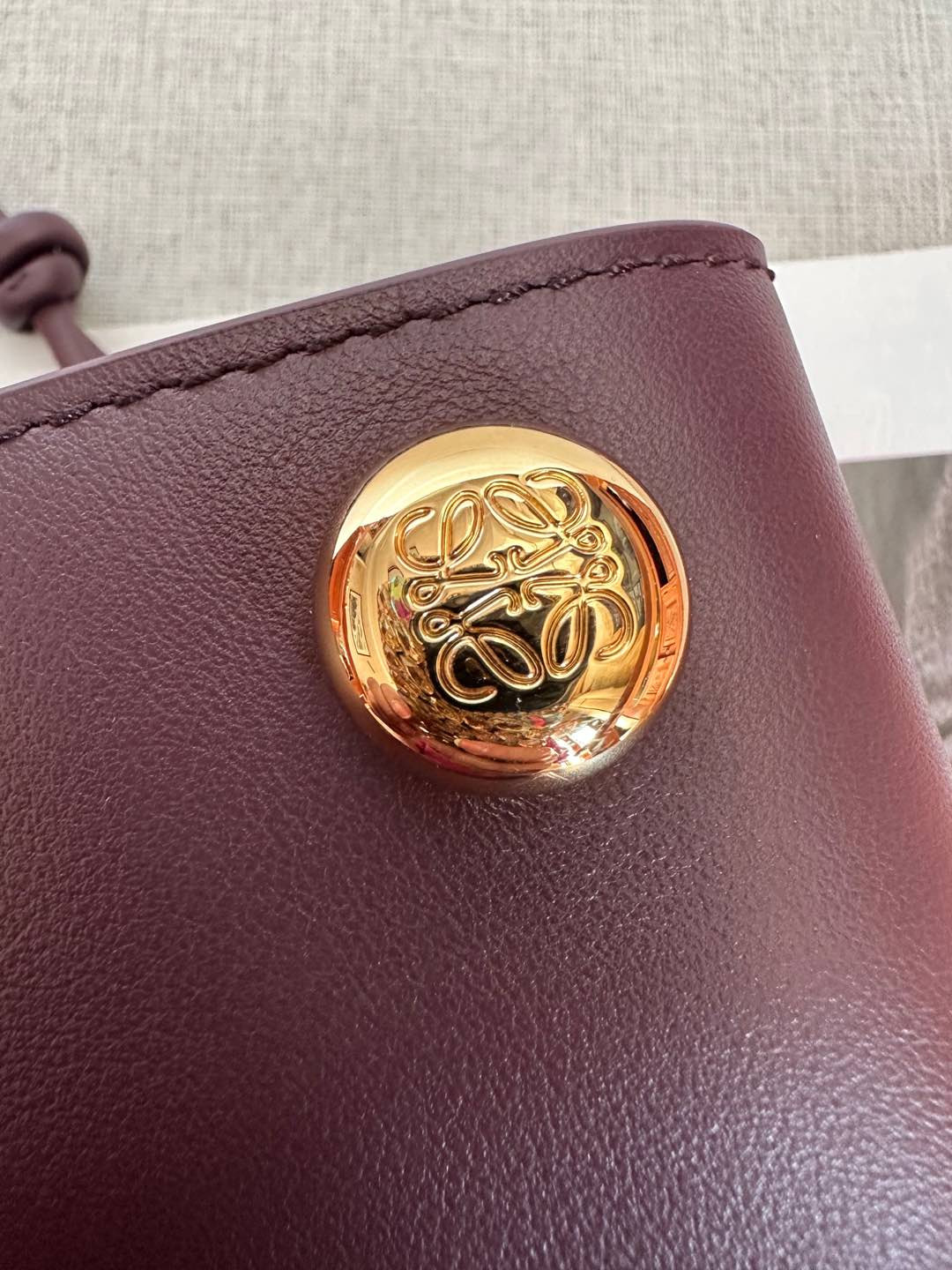 L0ew* pebble pouch in smooth calfskin 21.5x17x7cm