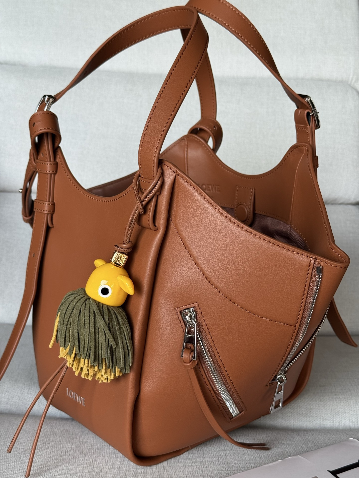 L0ew* hammock flip bag in classic calfskin no pendant 21x15x22.5cm