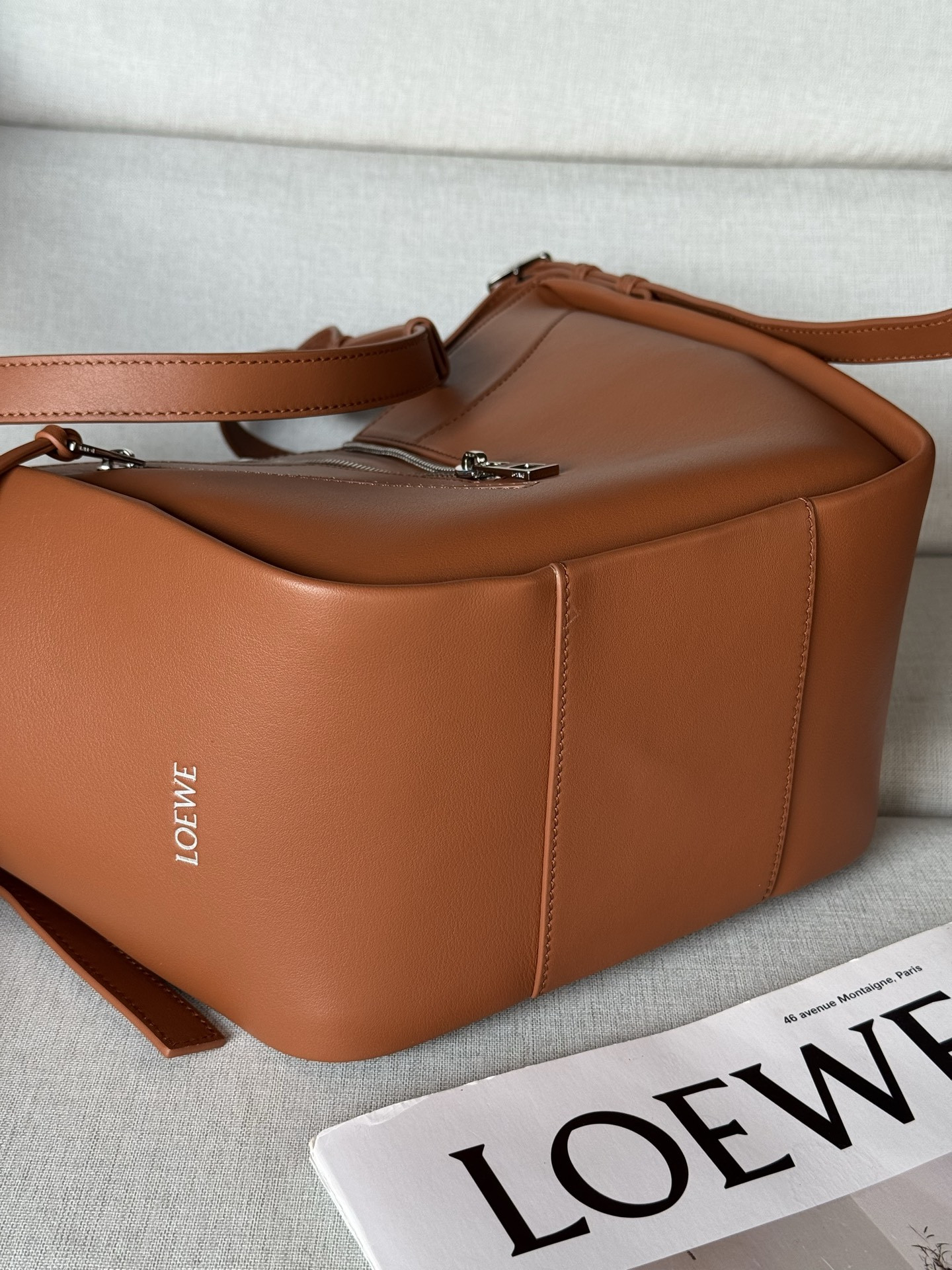 L0ew* hammock flip bag in classic calfskin no pendant 21x15x22.5cm