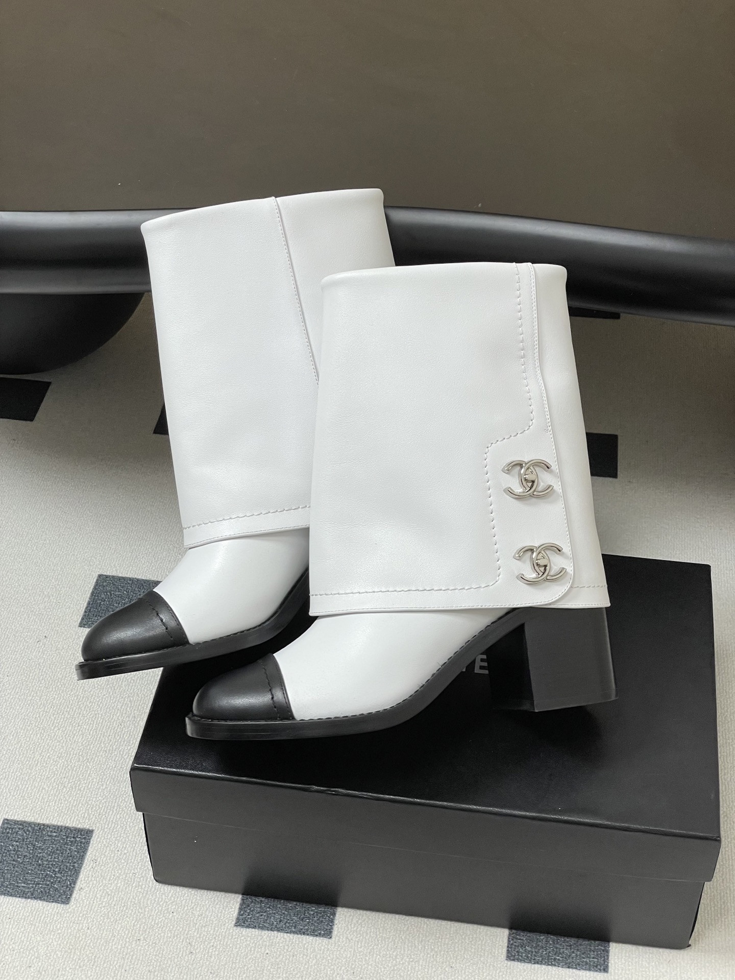 ua Ch*el short boots 7cm heel