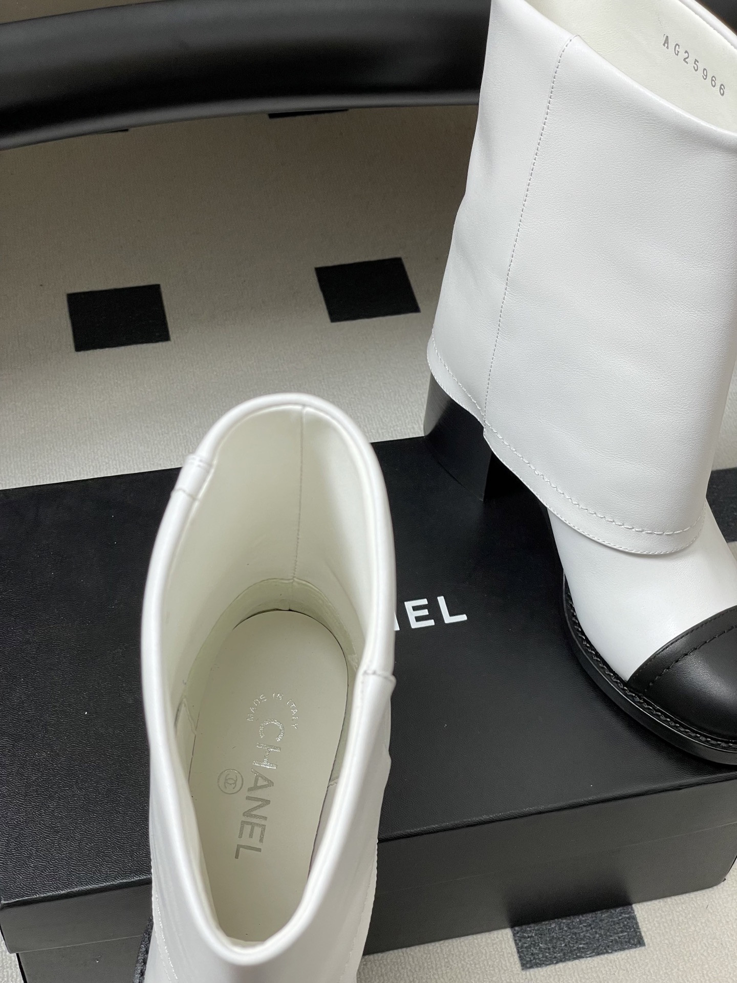 ua Ch*el short boots 7cm heel