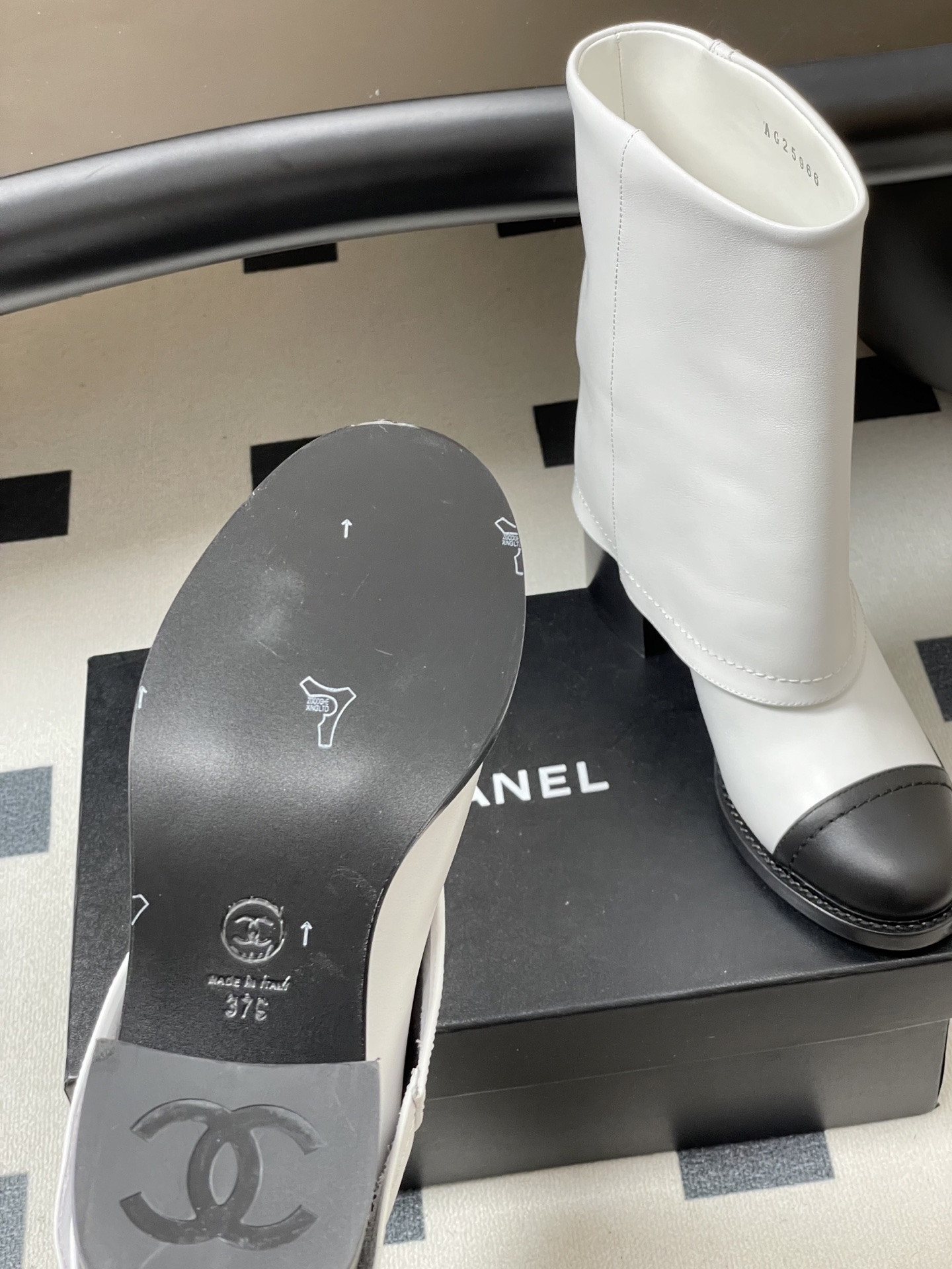ua Ch*el short boots 7cm heel