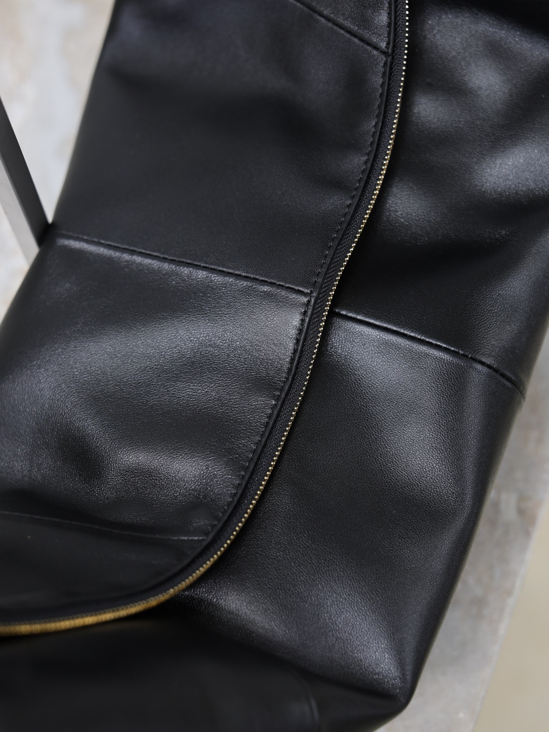 Y*L amalia hobo in lambskin 23-62x28x4cm