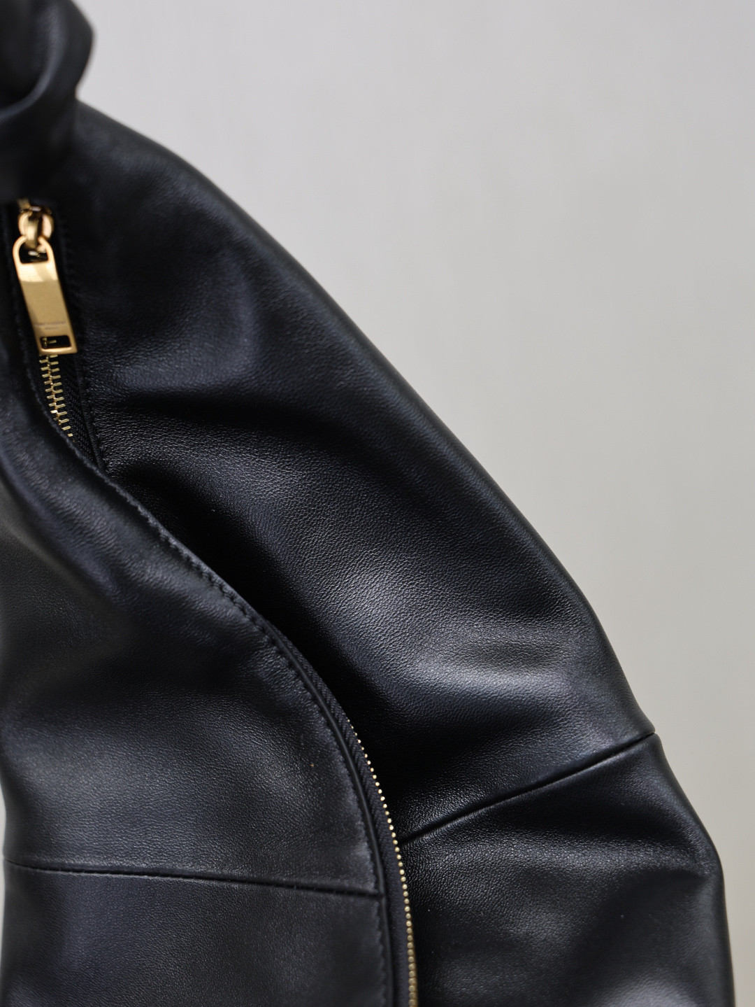 Y*L amalia hobo in lambskin 23-62x28x4cm