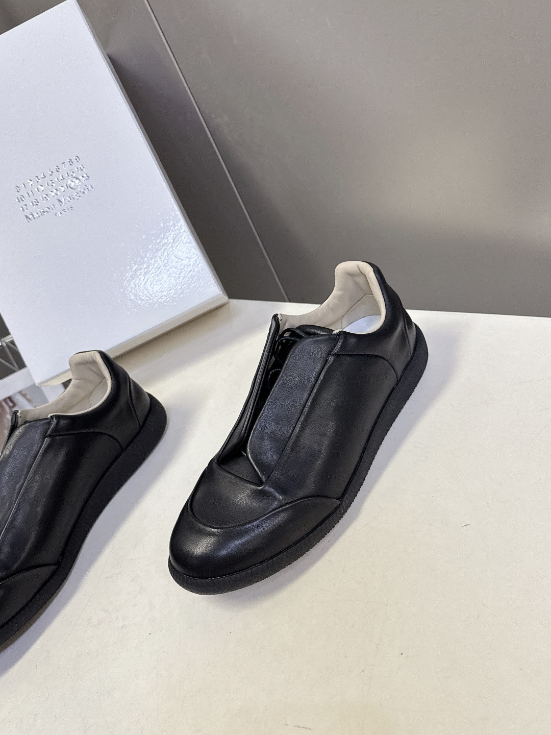 ua ma*s*n Ma*i*la future sneaker