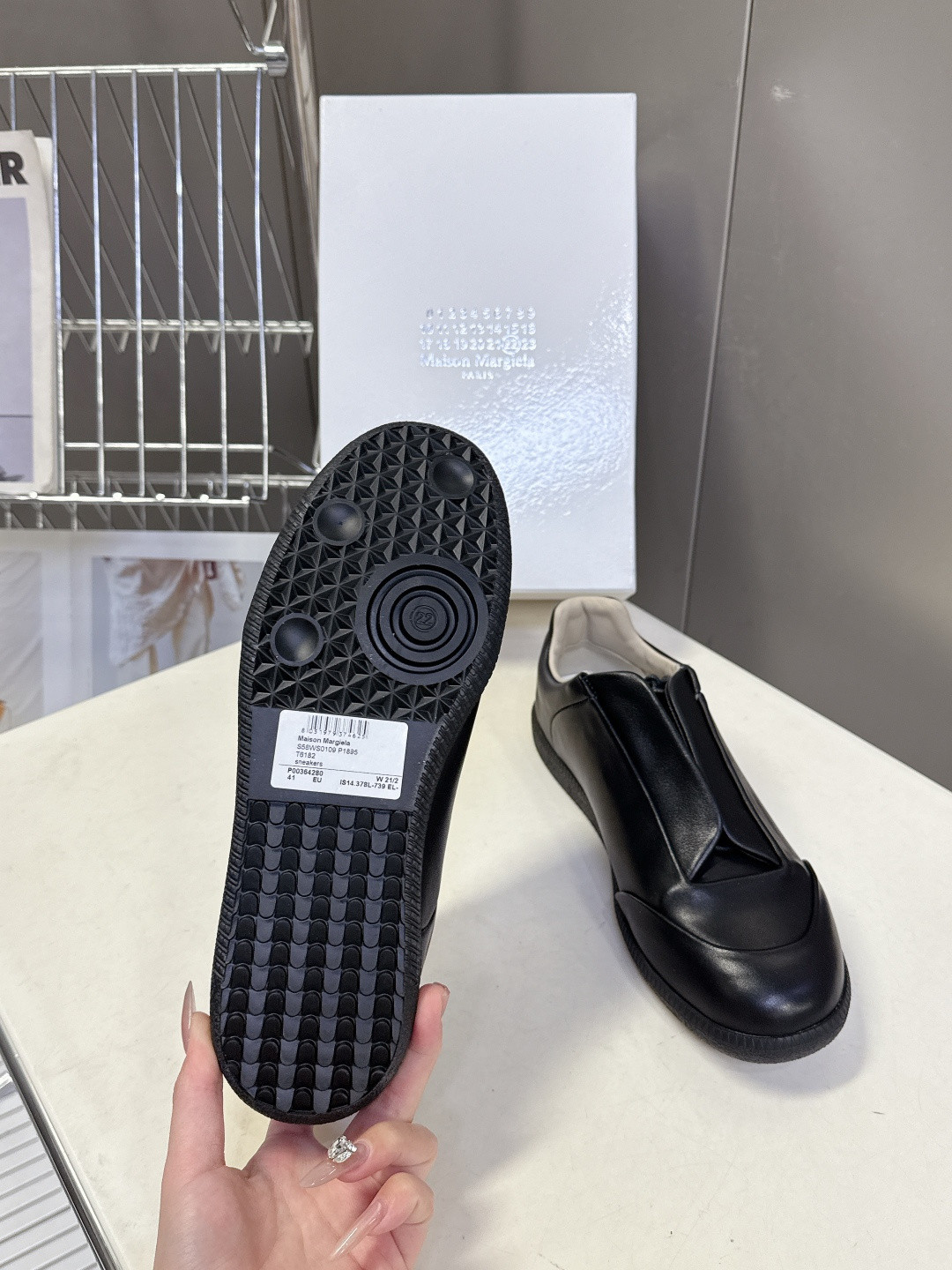 ua ma*s*n Ma*i*la future sneaker