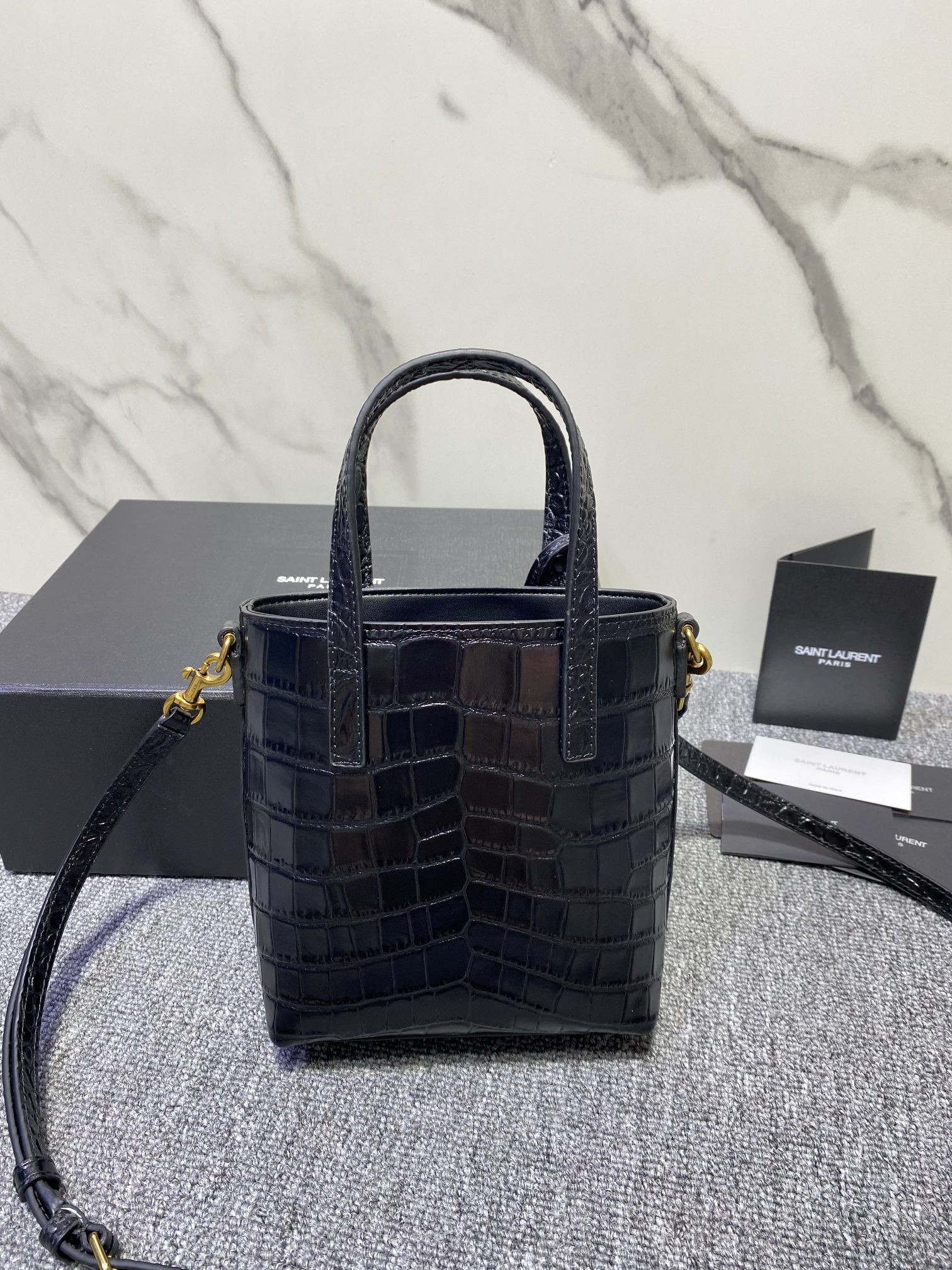 y*l mini toy shopping Sa**t Lau*nt in crocodile-embossed leather 18x17x8cm