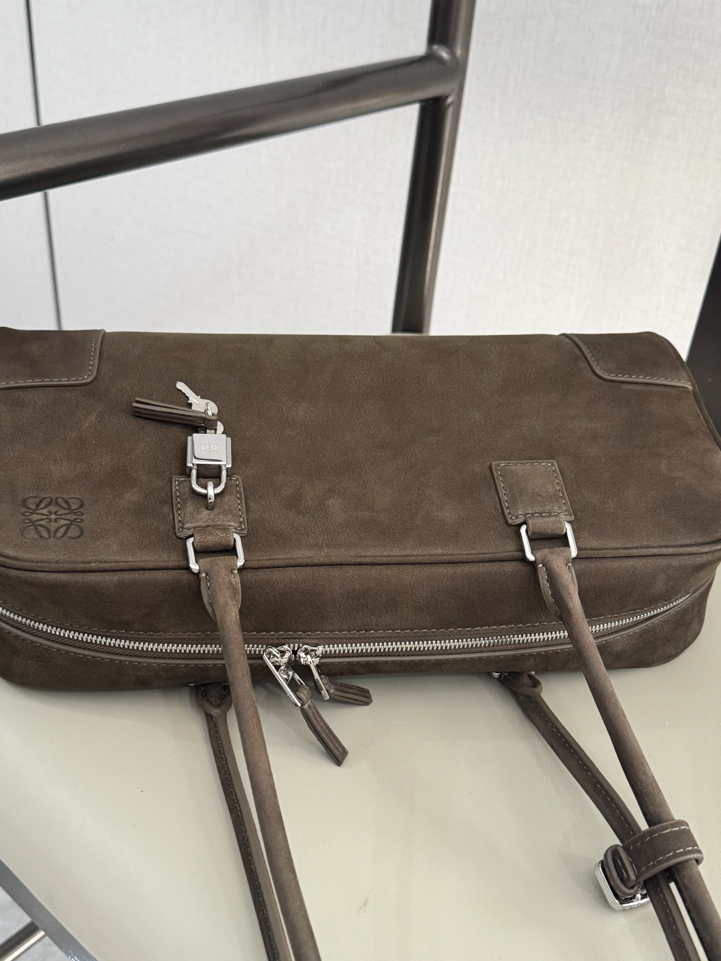 L0ew* amazona 31 cropped bag in grained nubuck 15x30.5x9cm