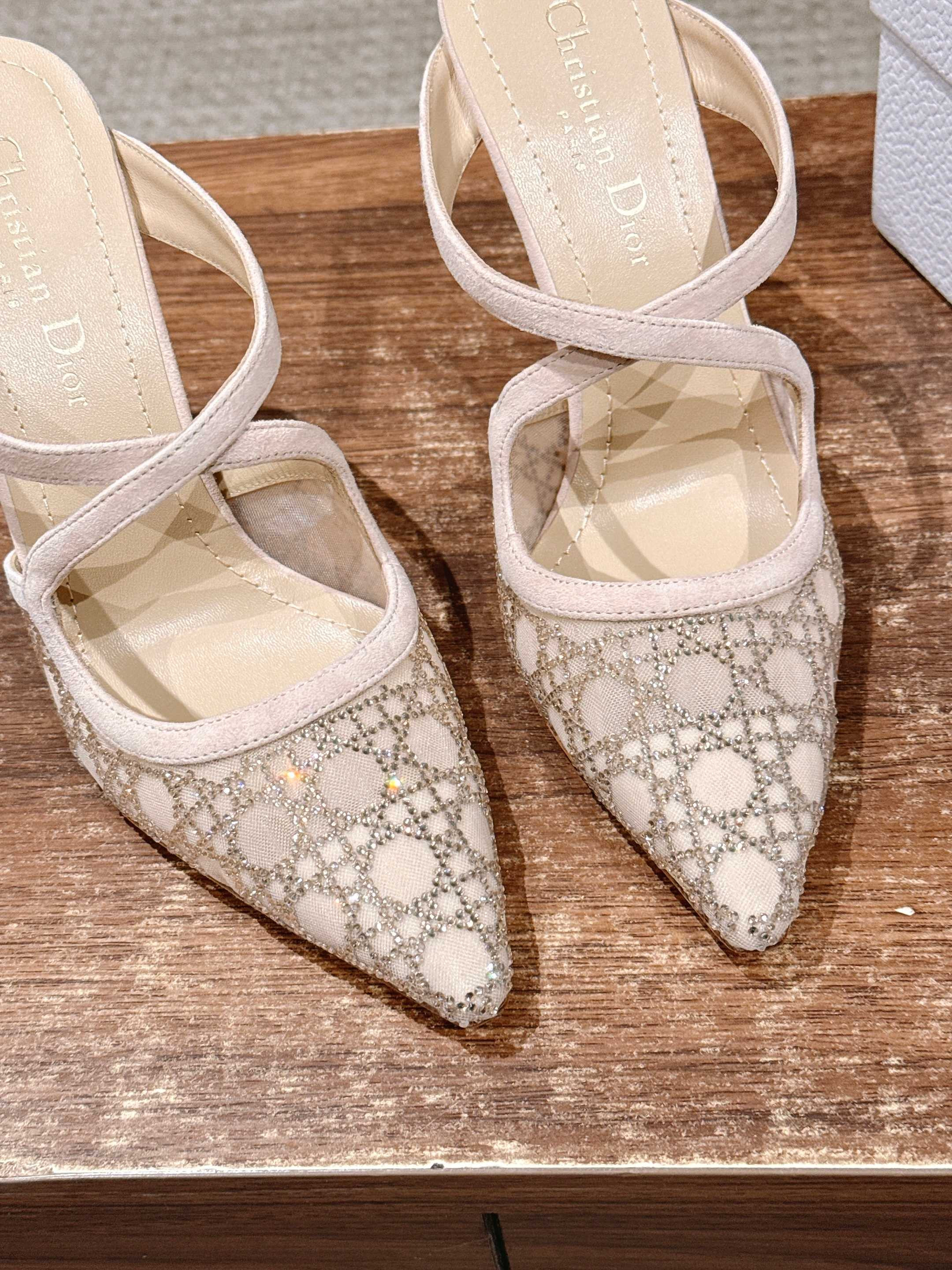ua D*or capture heeled mule