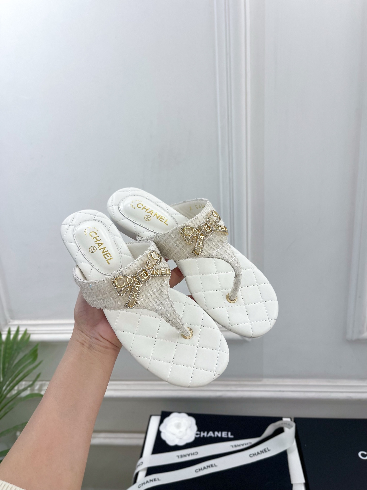 ua Ch*el thongs sandals
