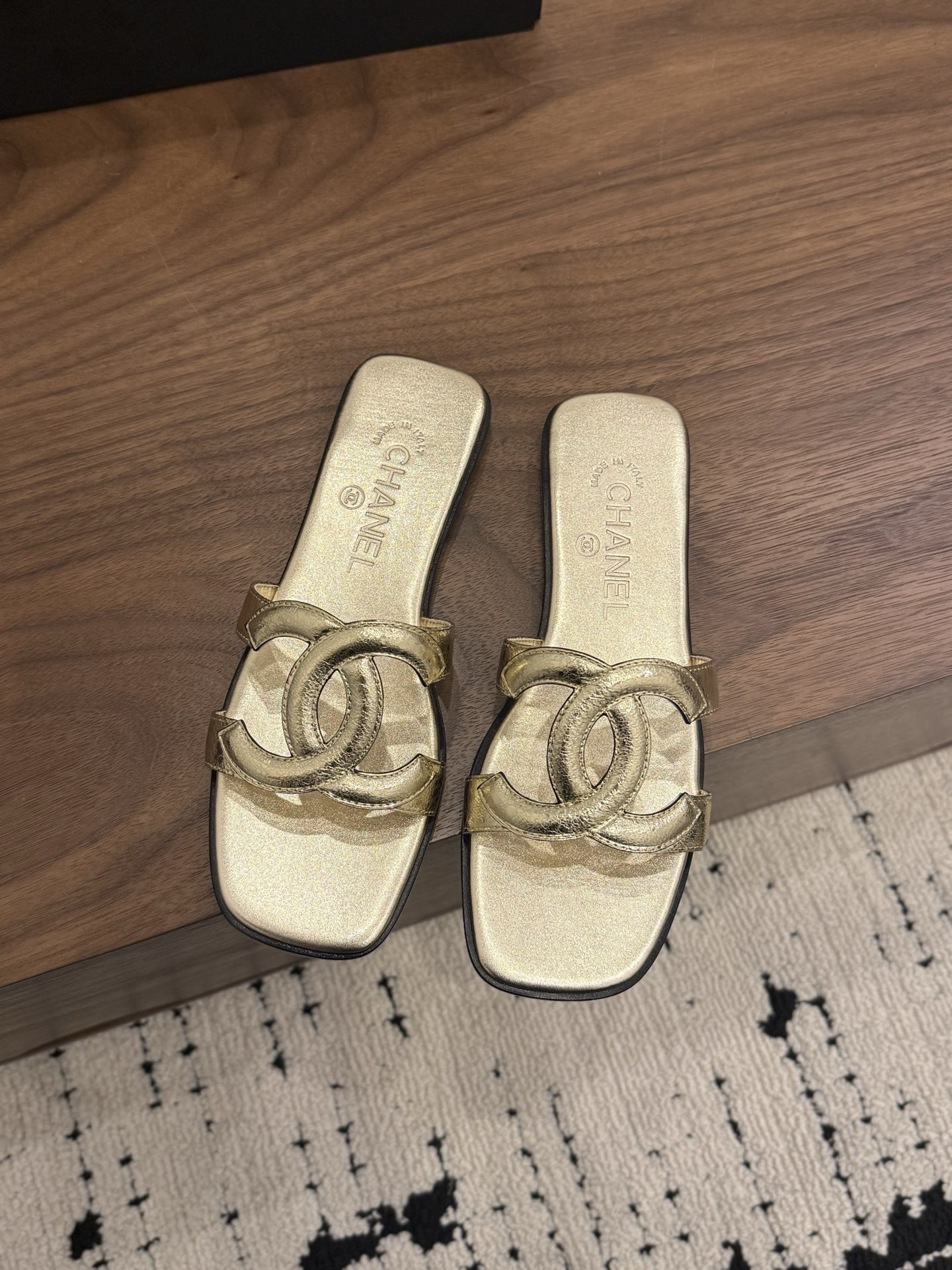 ua Ch*el honey slippers