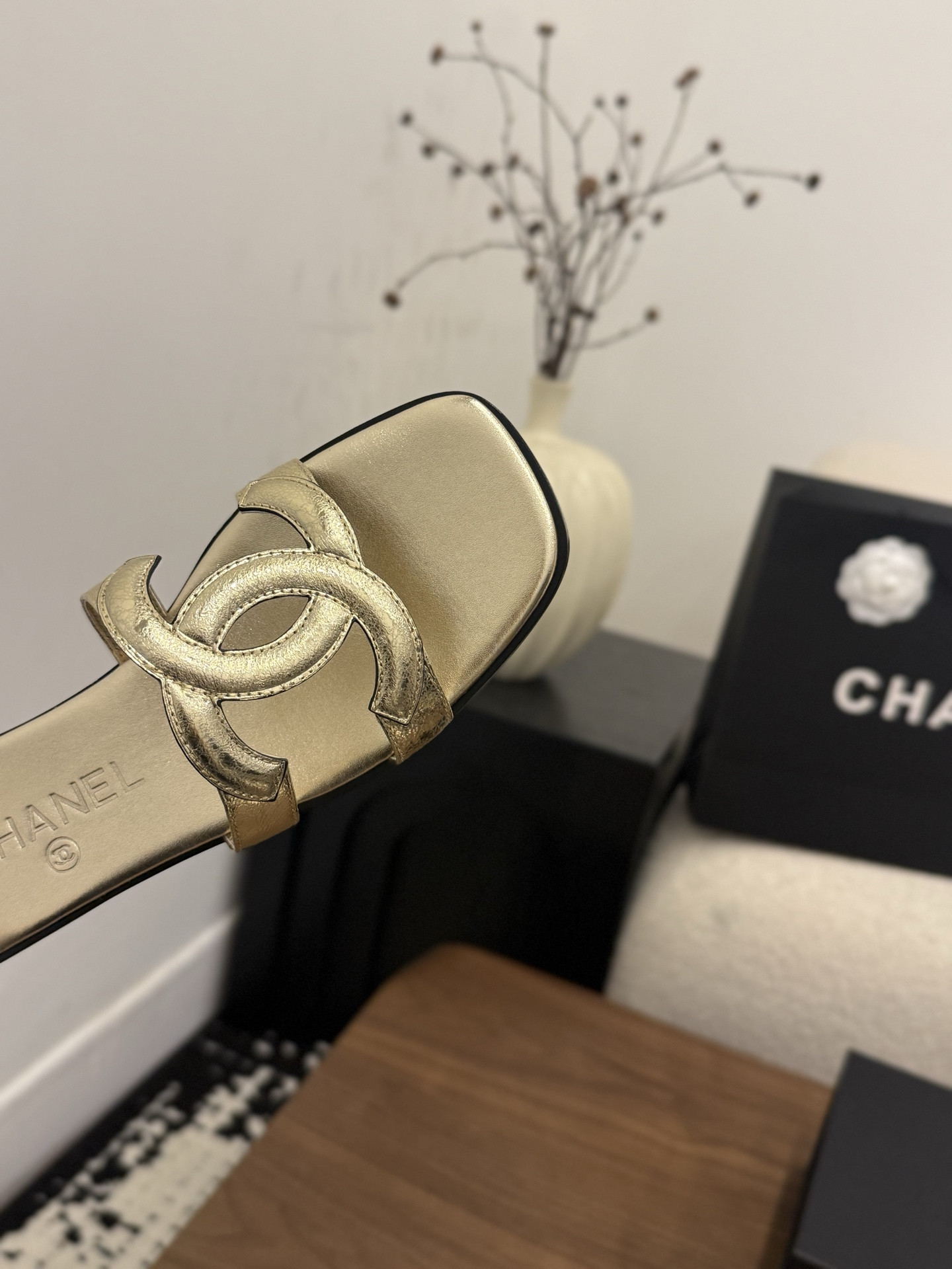 ua Ch*el honey slippers