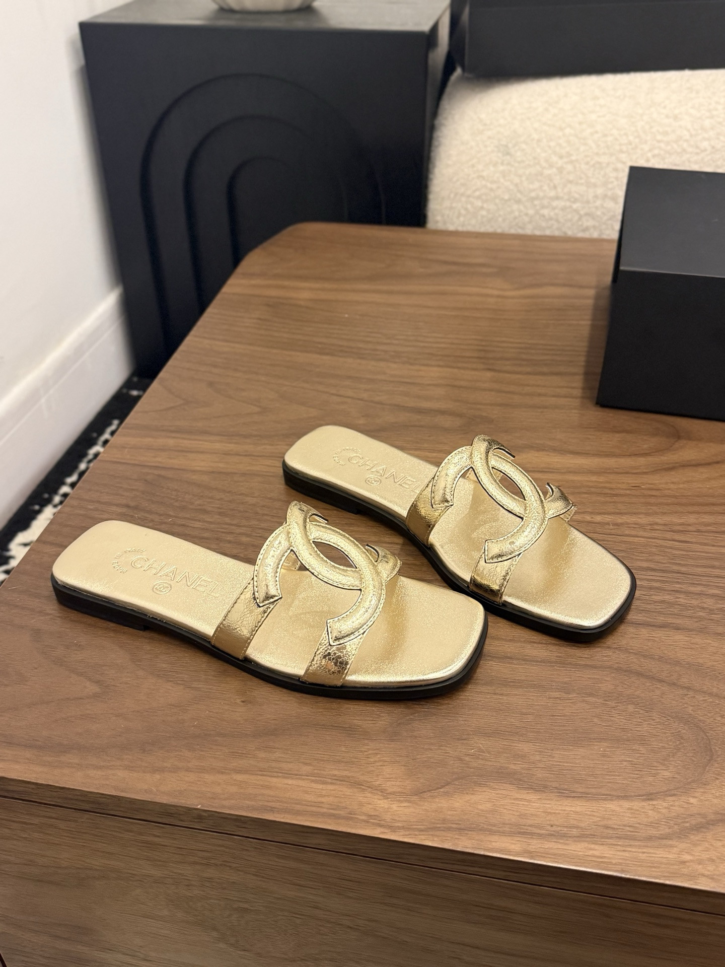 ua Ch*el honey slippers
