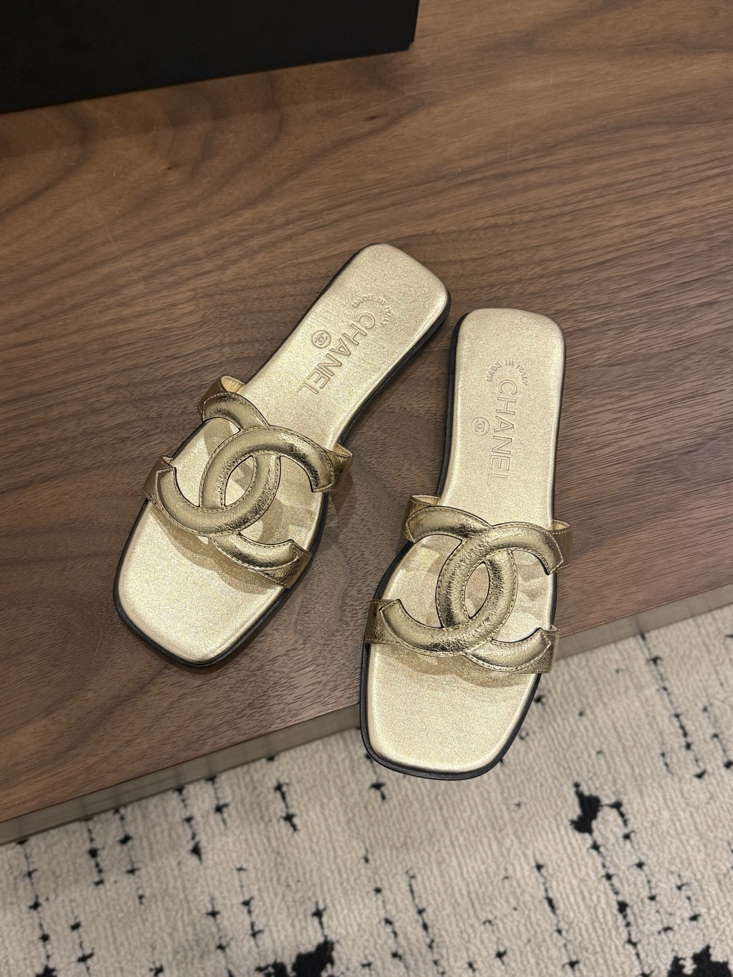 ua Ch*el honey slippers