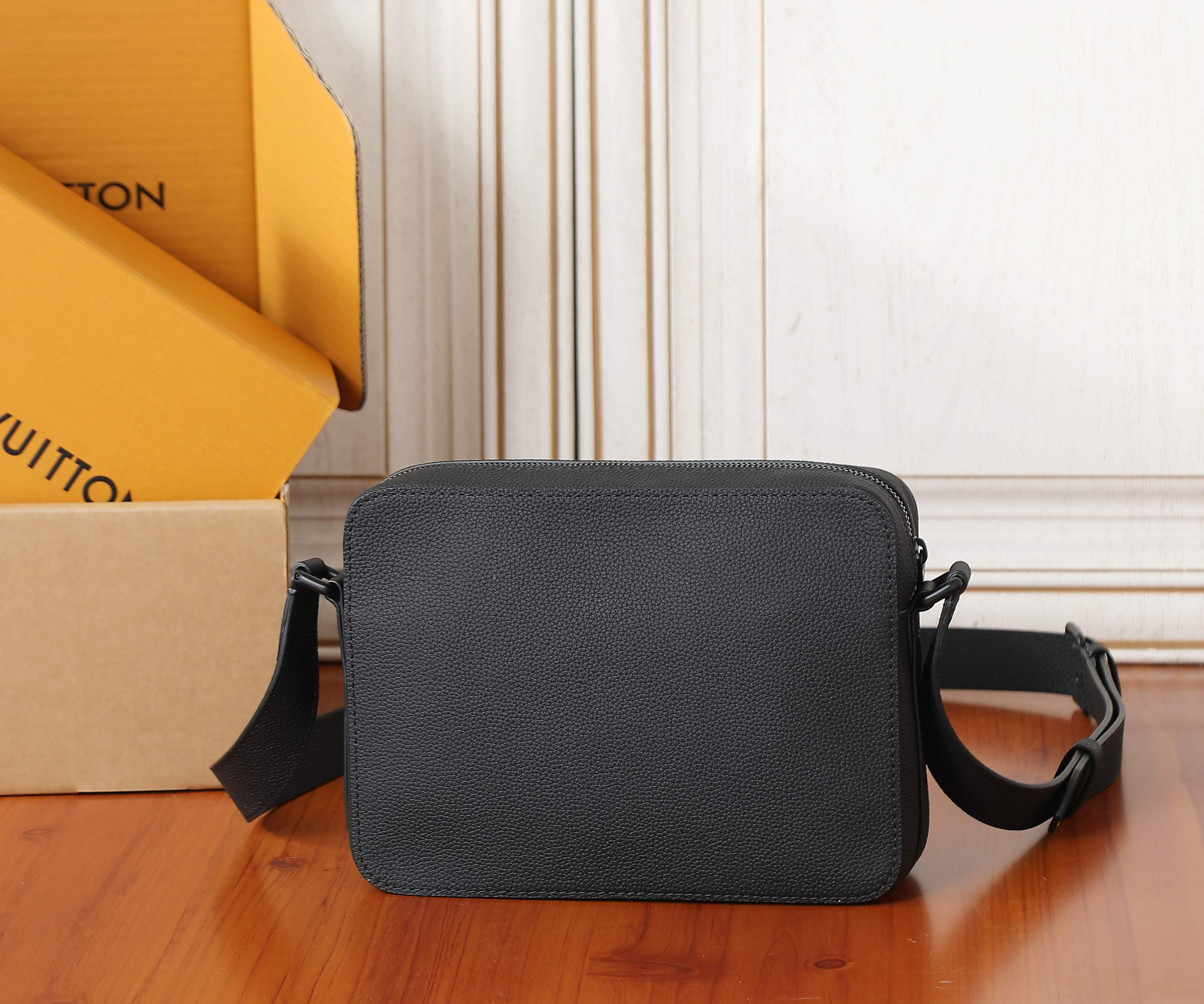 LV Boarding Messenger M15265 24x18x9cm