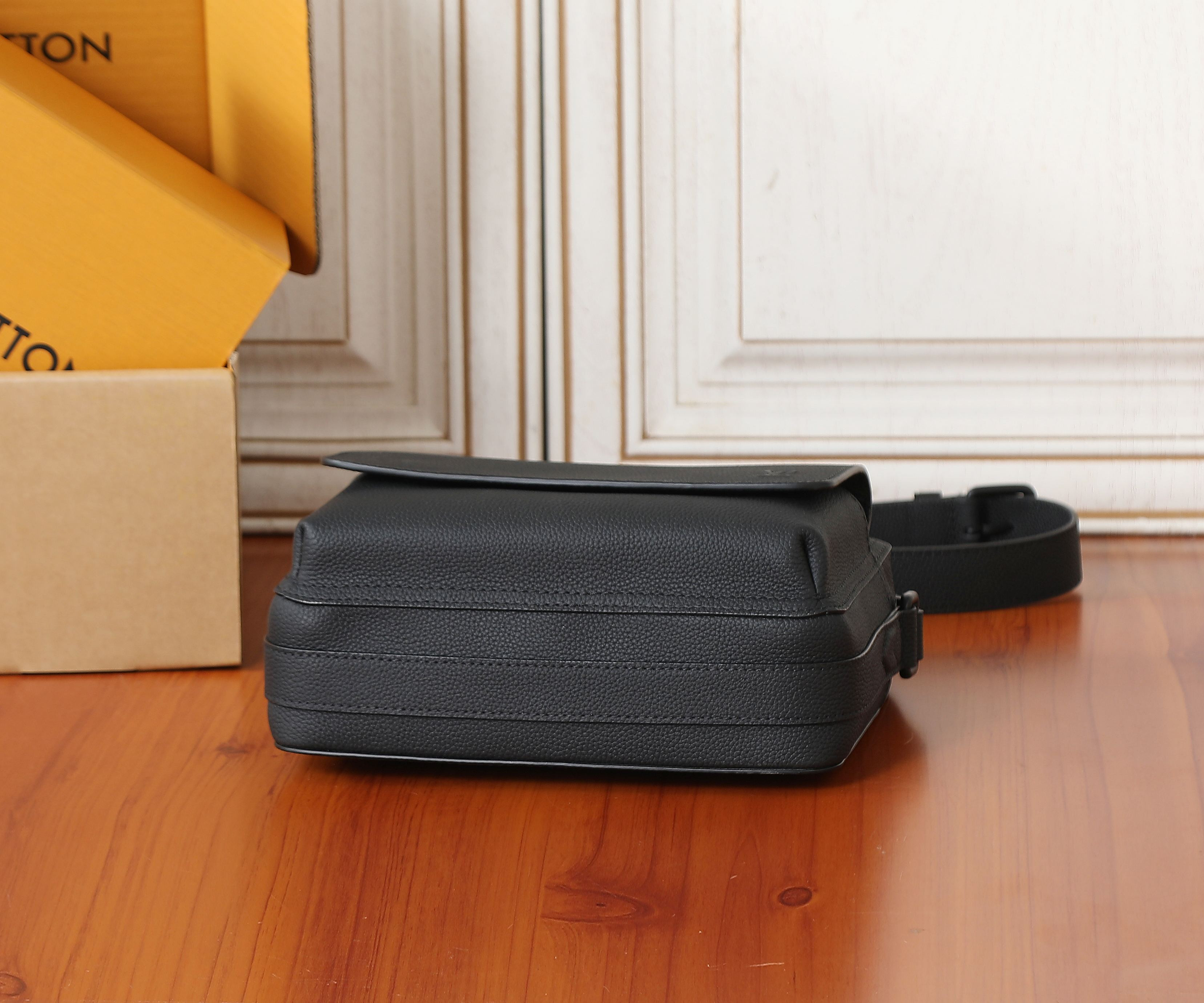 LV Boarding Messenger M15265 24x18x9cm