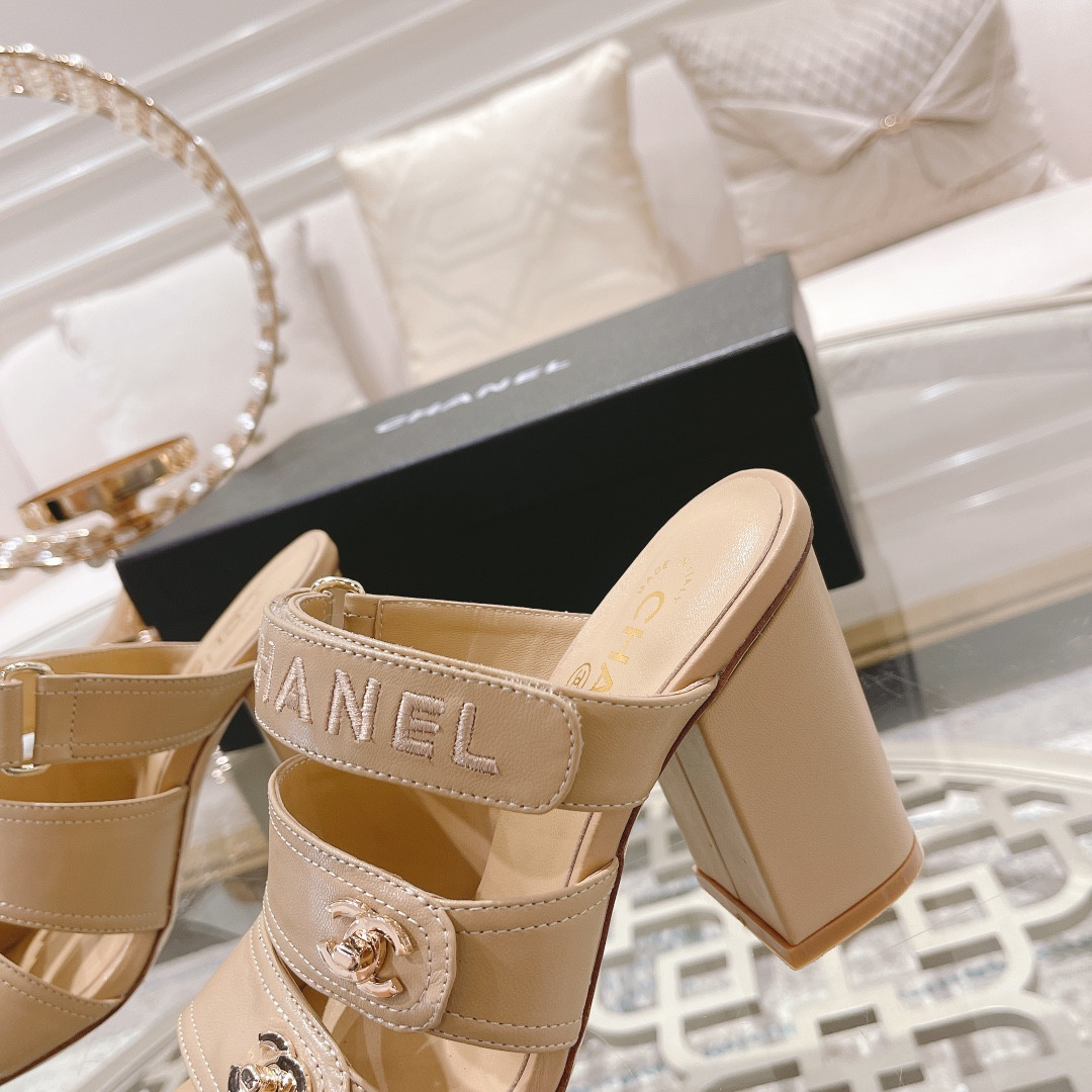 ua Ch*el sandal